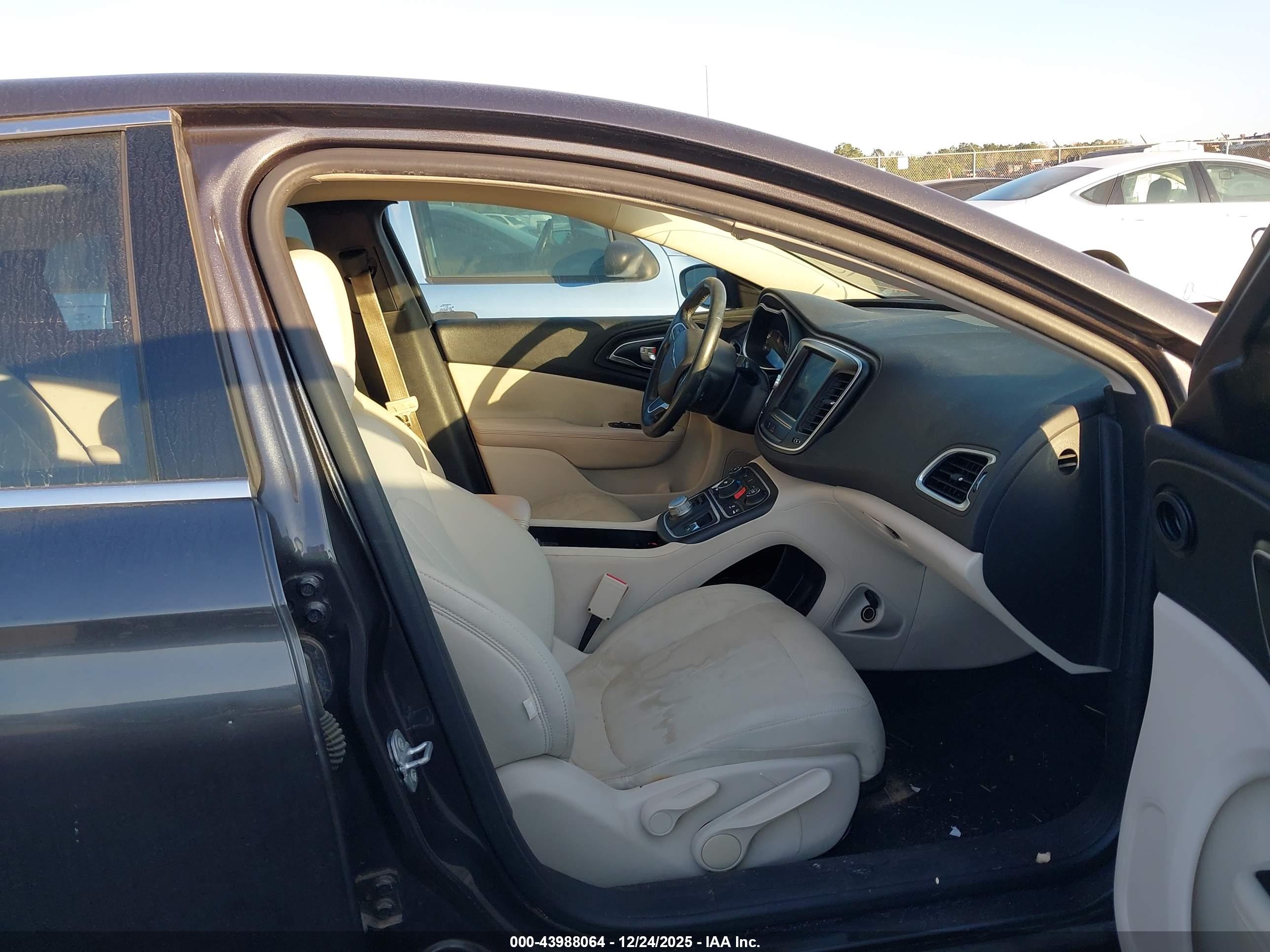 CHRYSLER 200 image 5