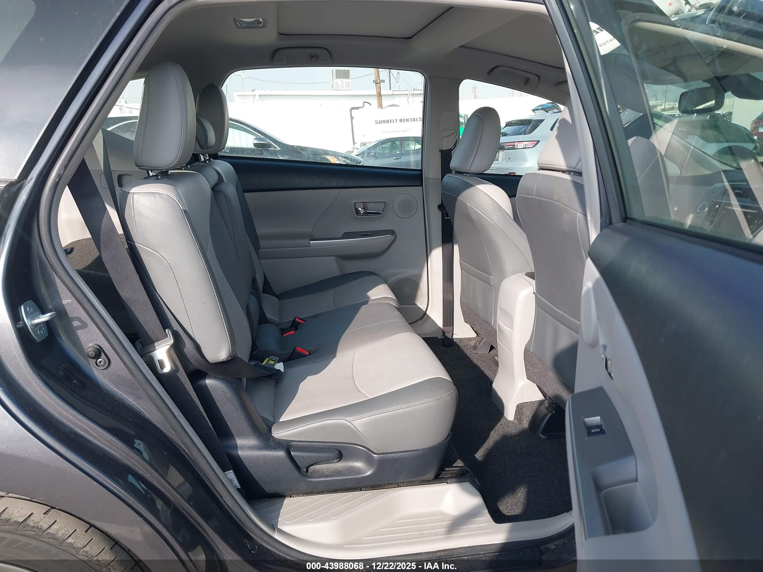 TOYOTA PRIUS image 8