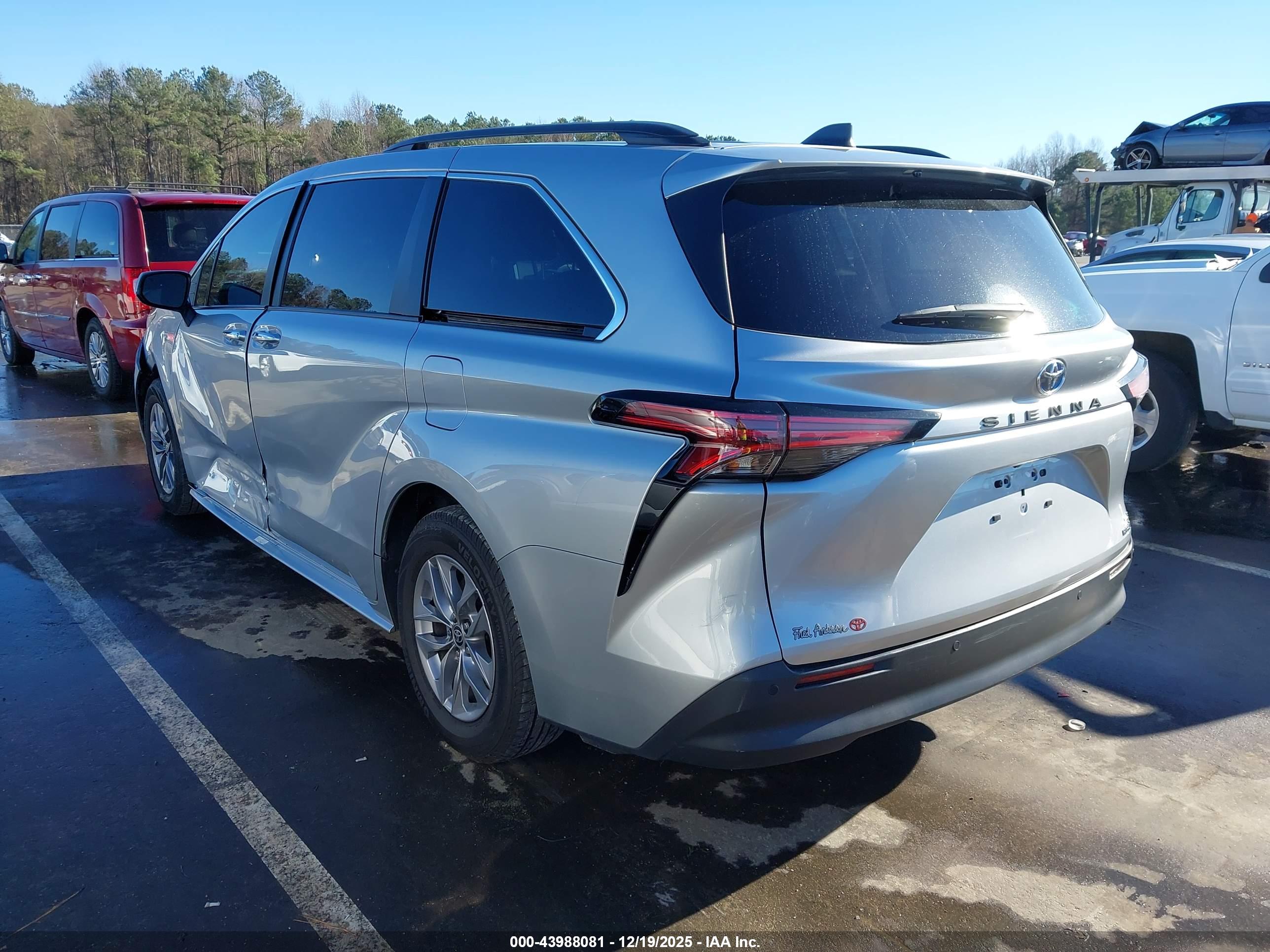 TOYOTA SIENNA image 3