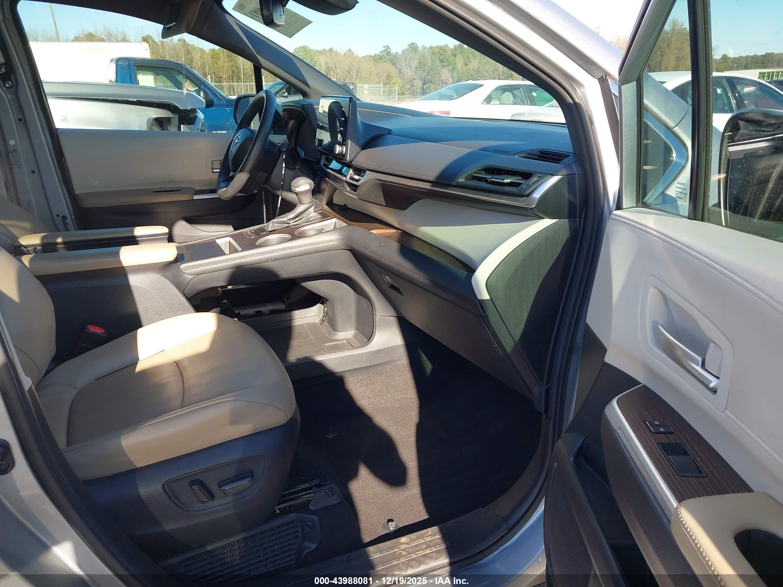 TOYOTA SIENNA image 5