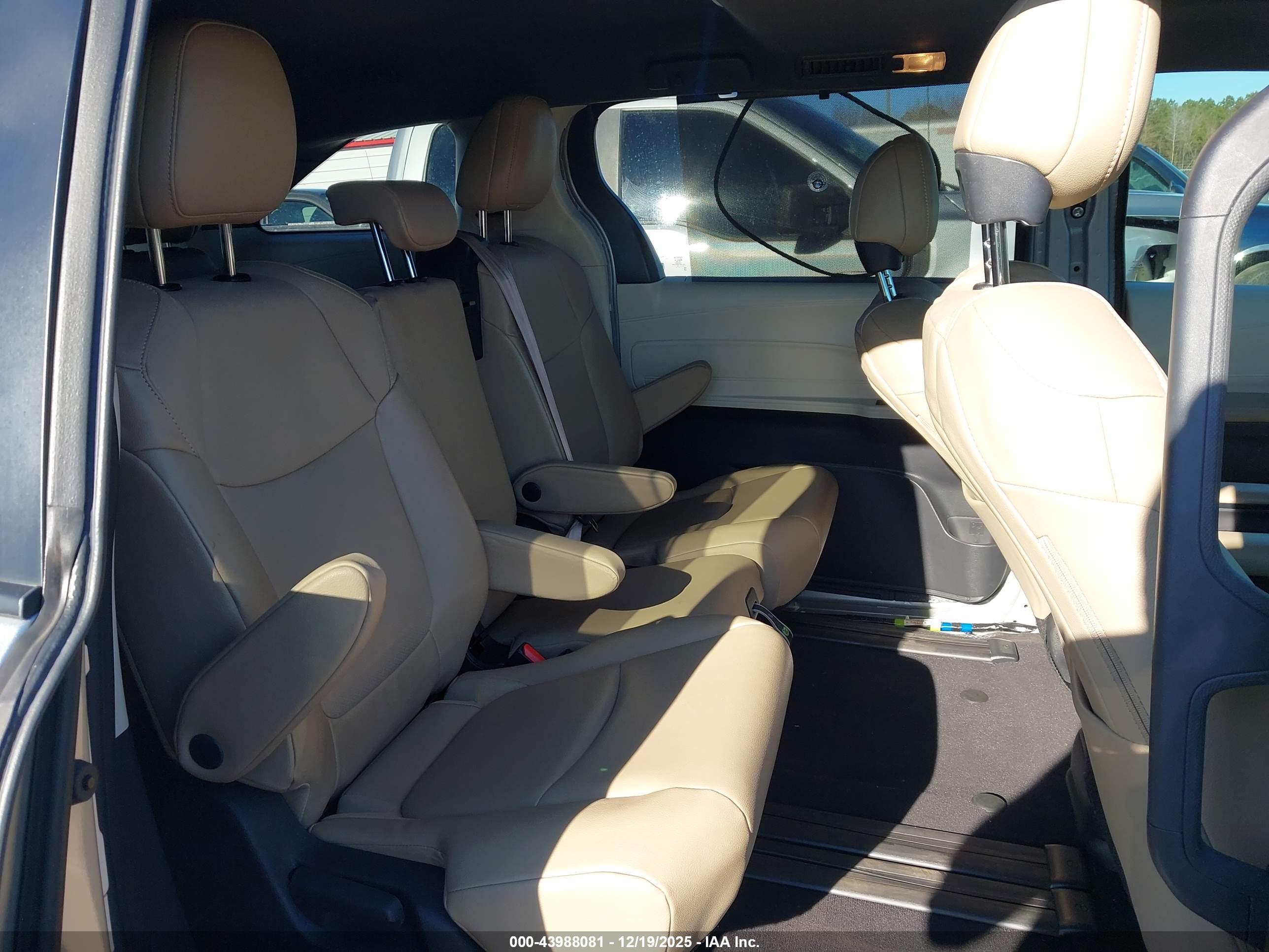 TOYOTA SIENNA image 8