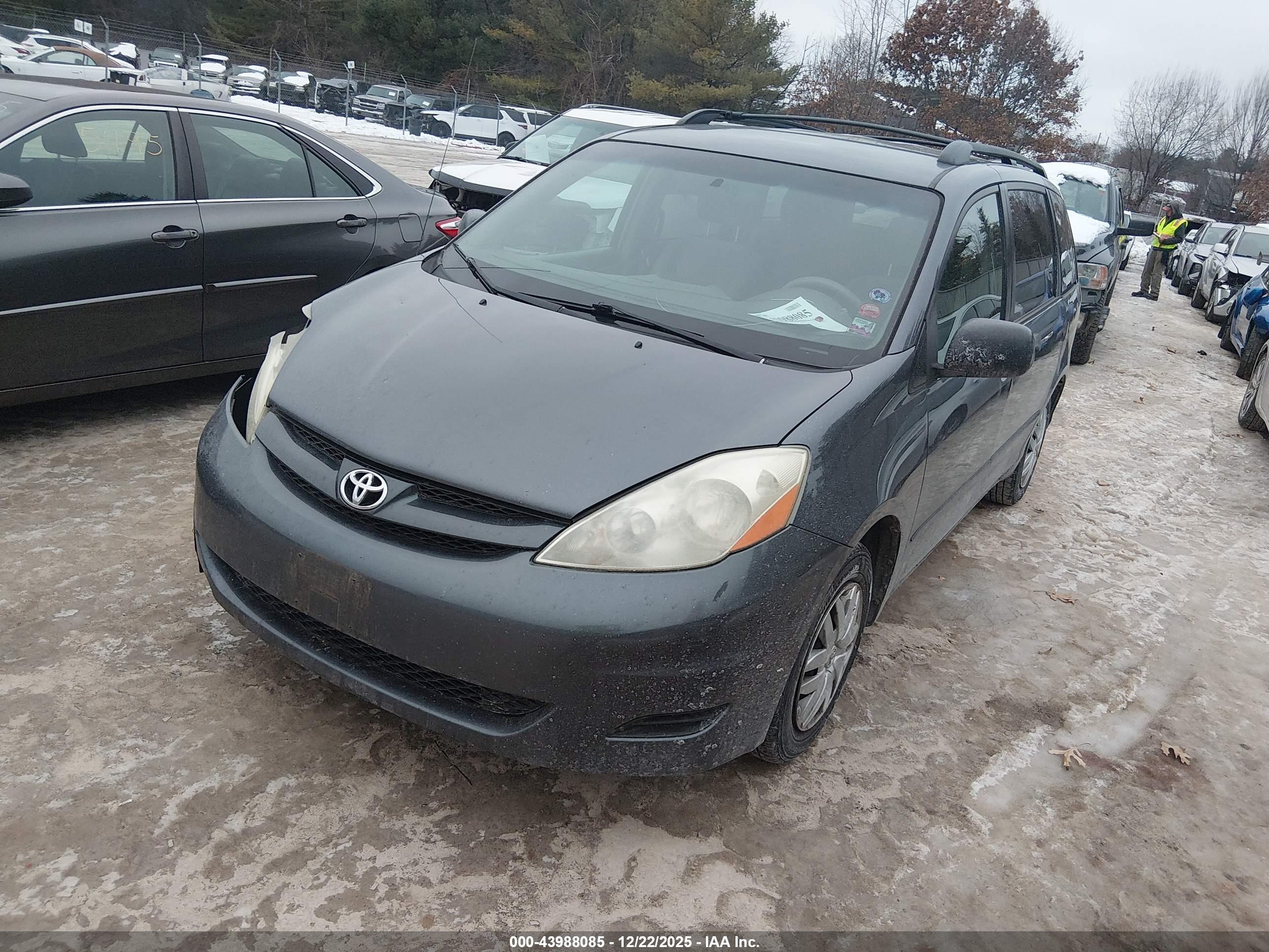 TOYOTA SIENNA image 2