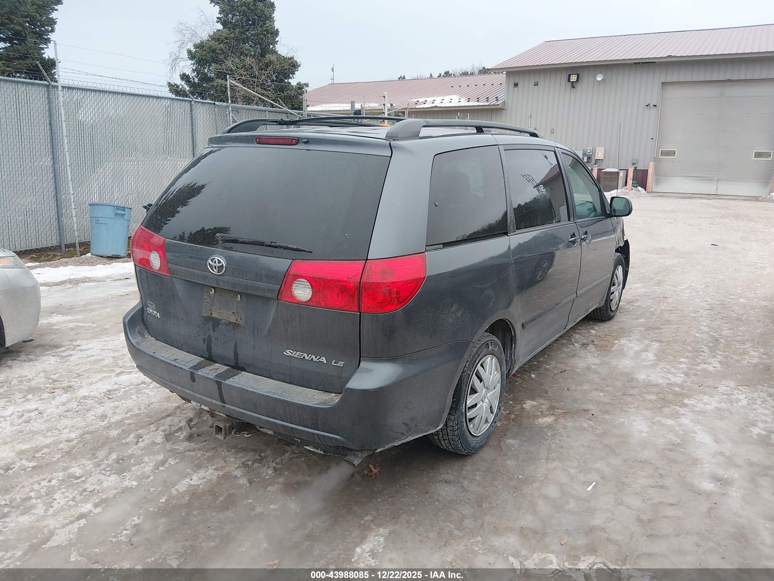 TOYOTA SIENNA image 4