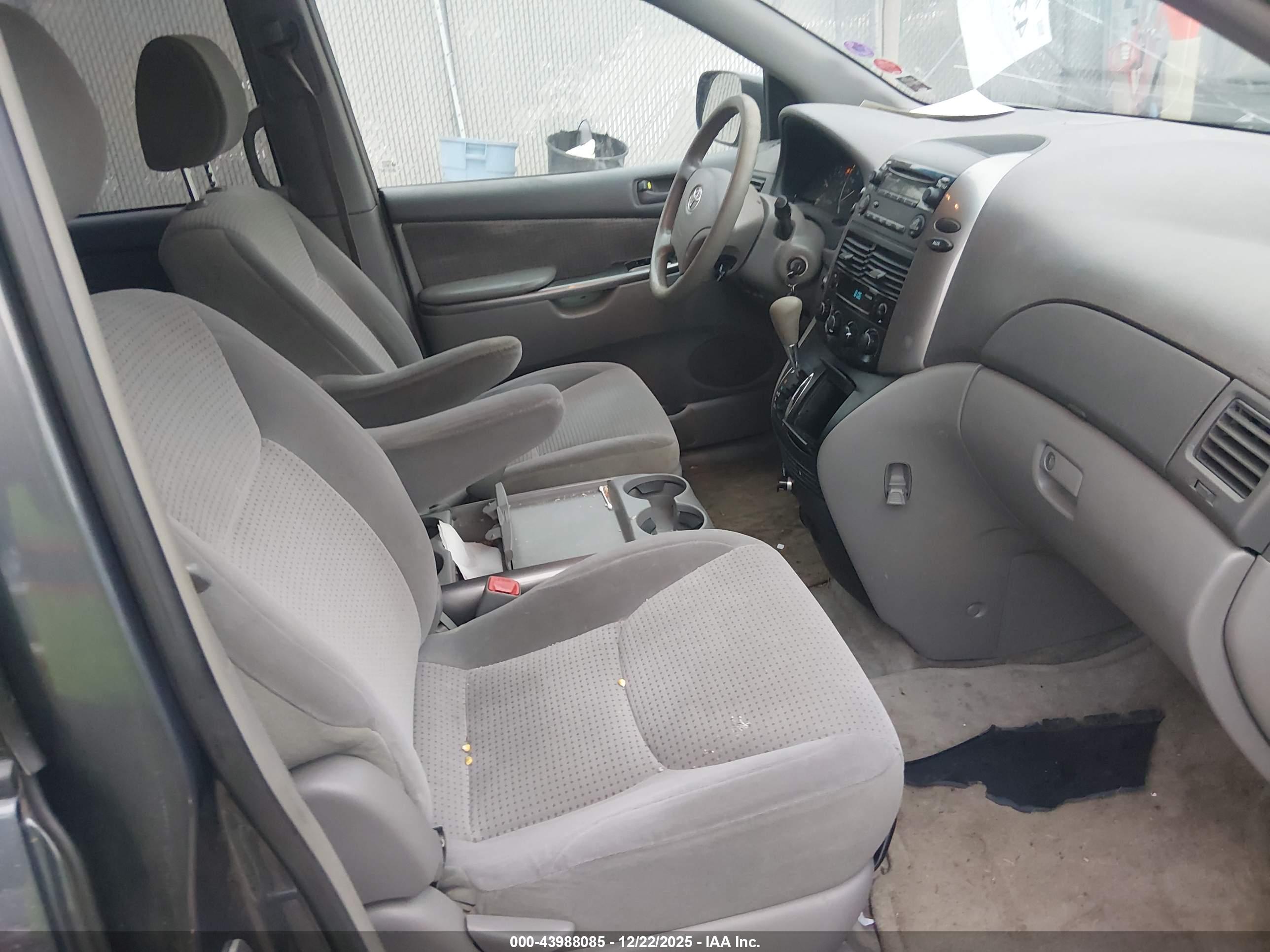 TOYOTA SIENNA image 5