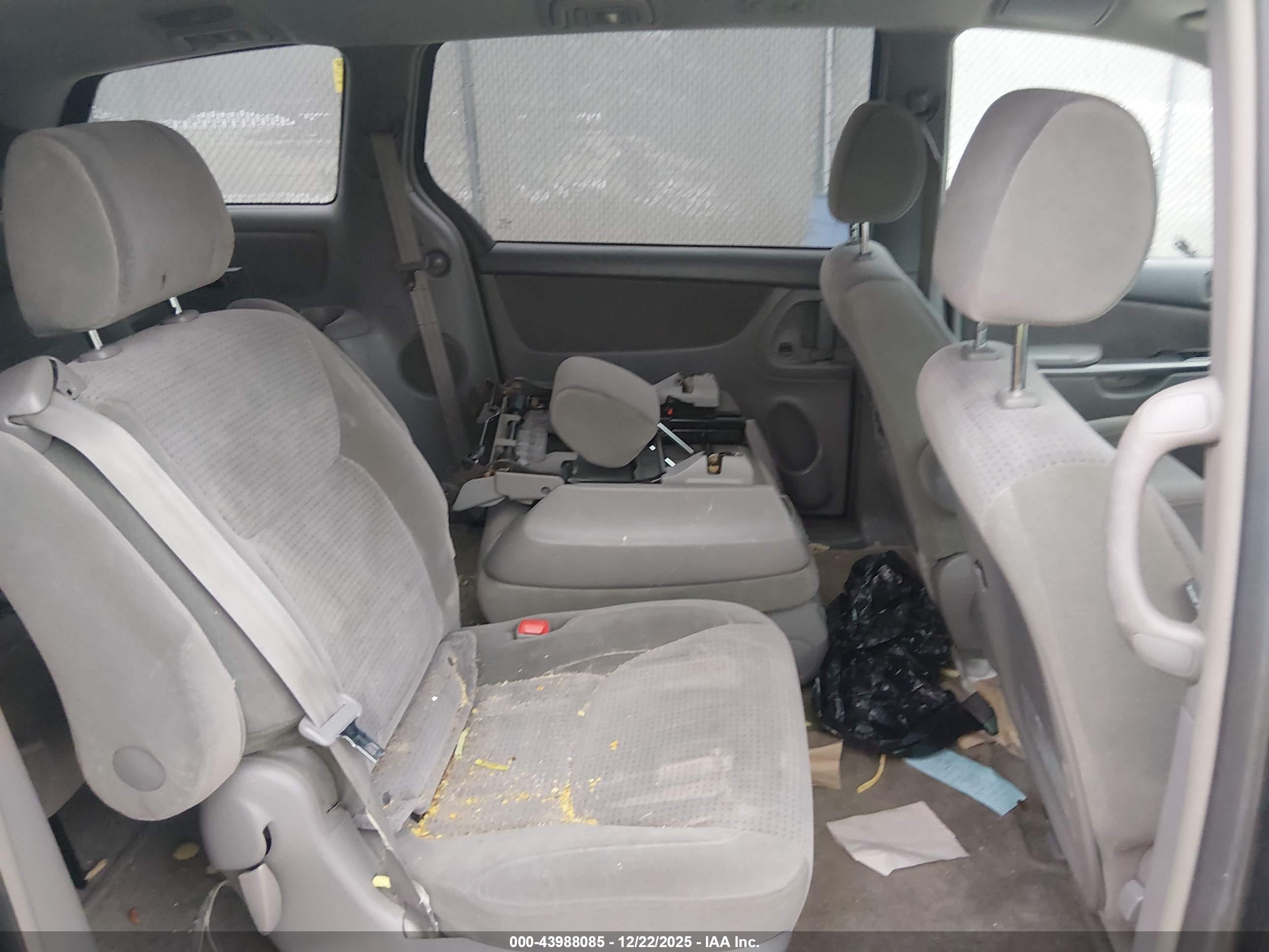TOYOTA SIENNA image 8