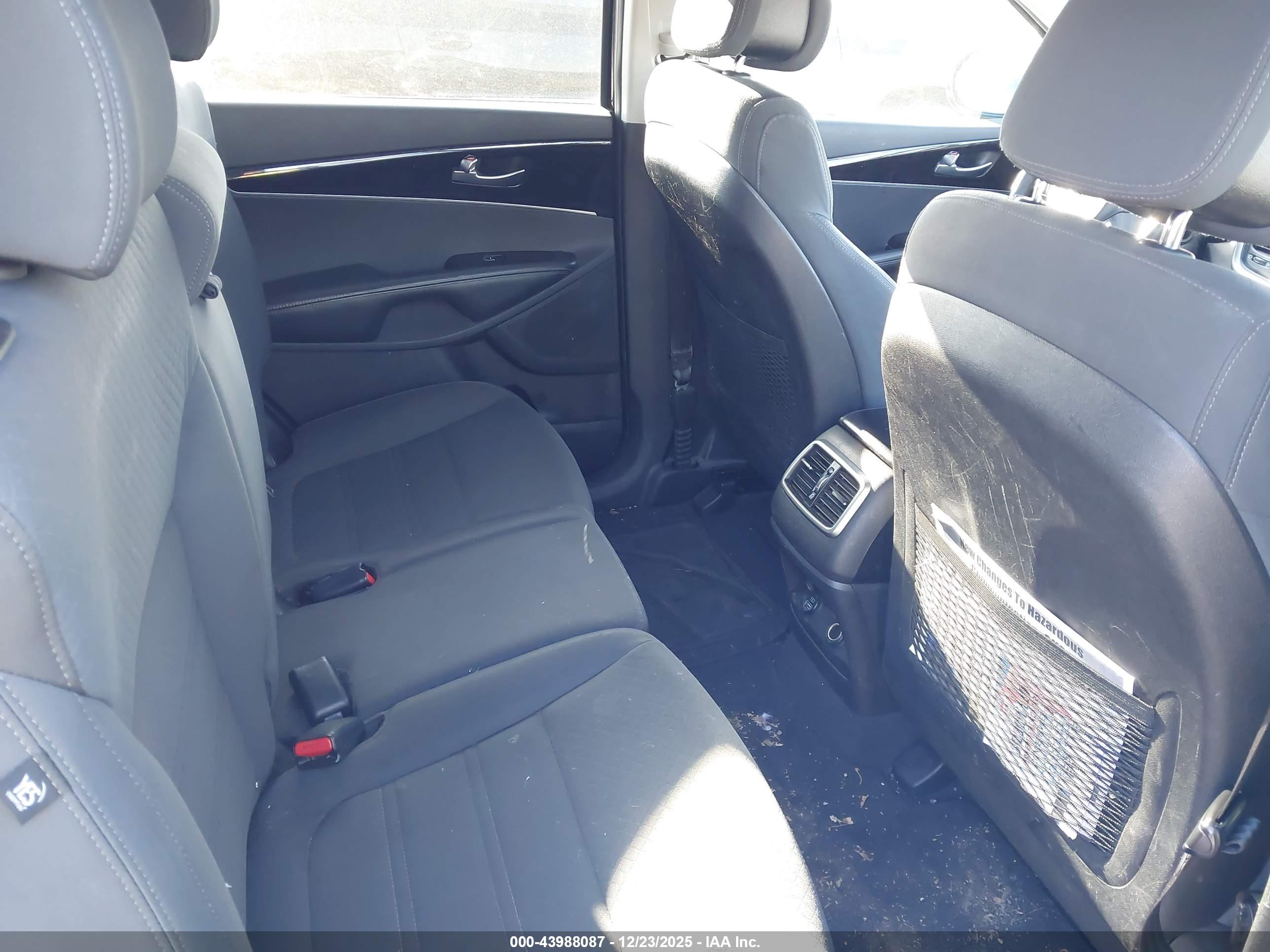 KIA SORENTO image 8