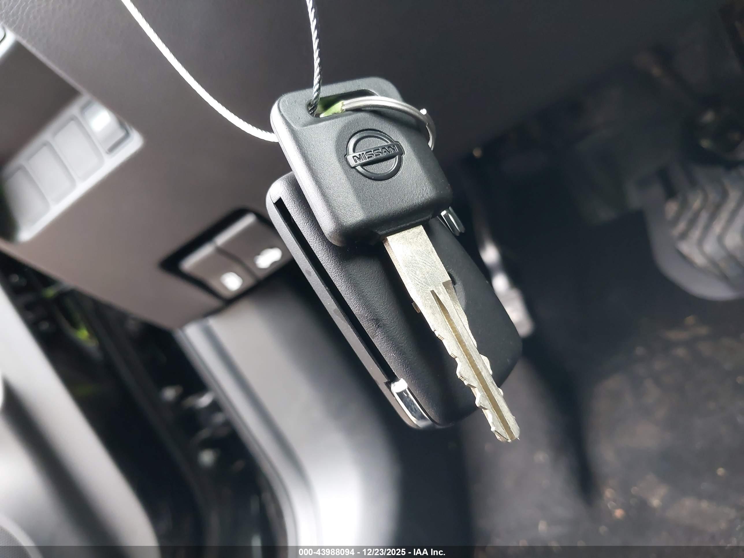 NISSAN ROGUE image 11