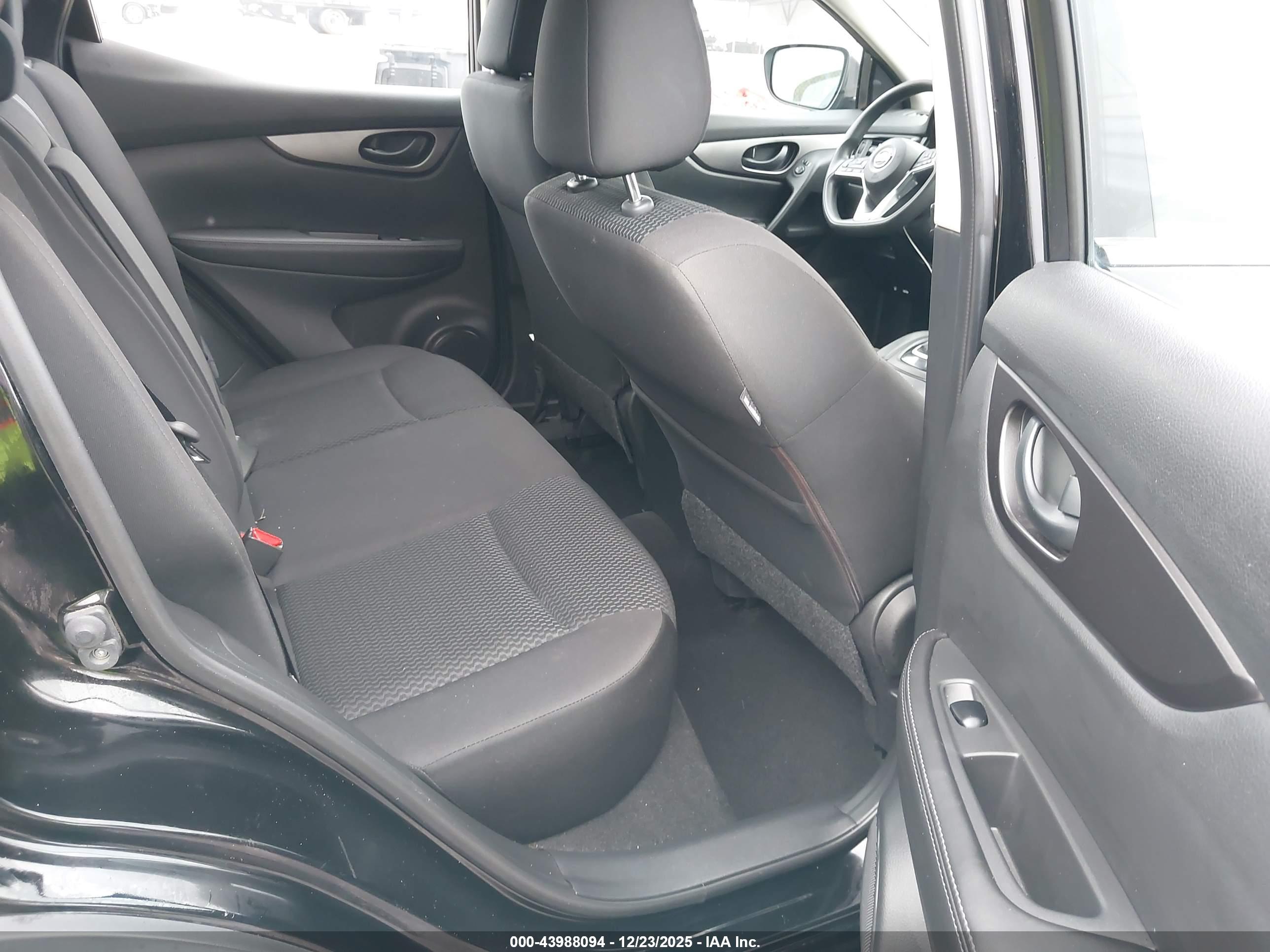 NISSAN ROGUE image 8