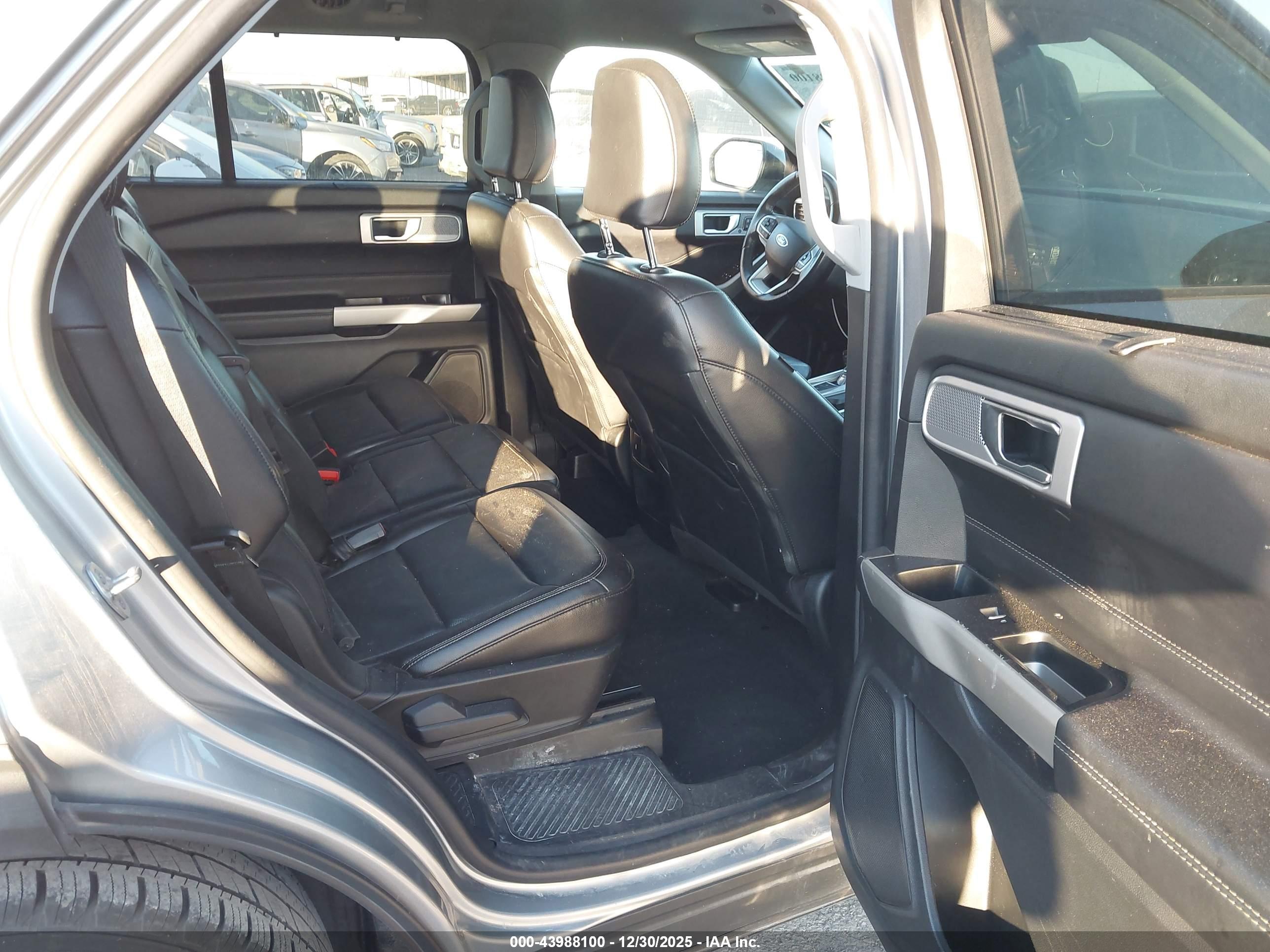 FORD EXPLORER image 8