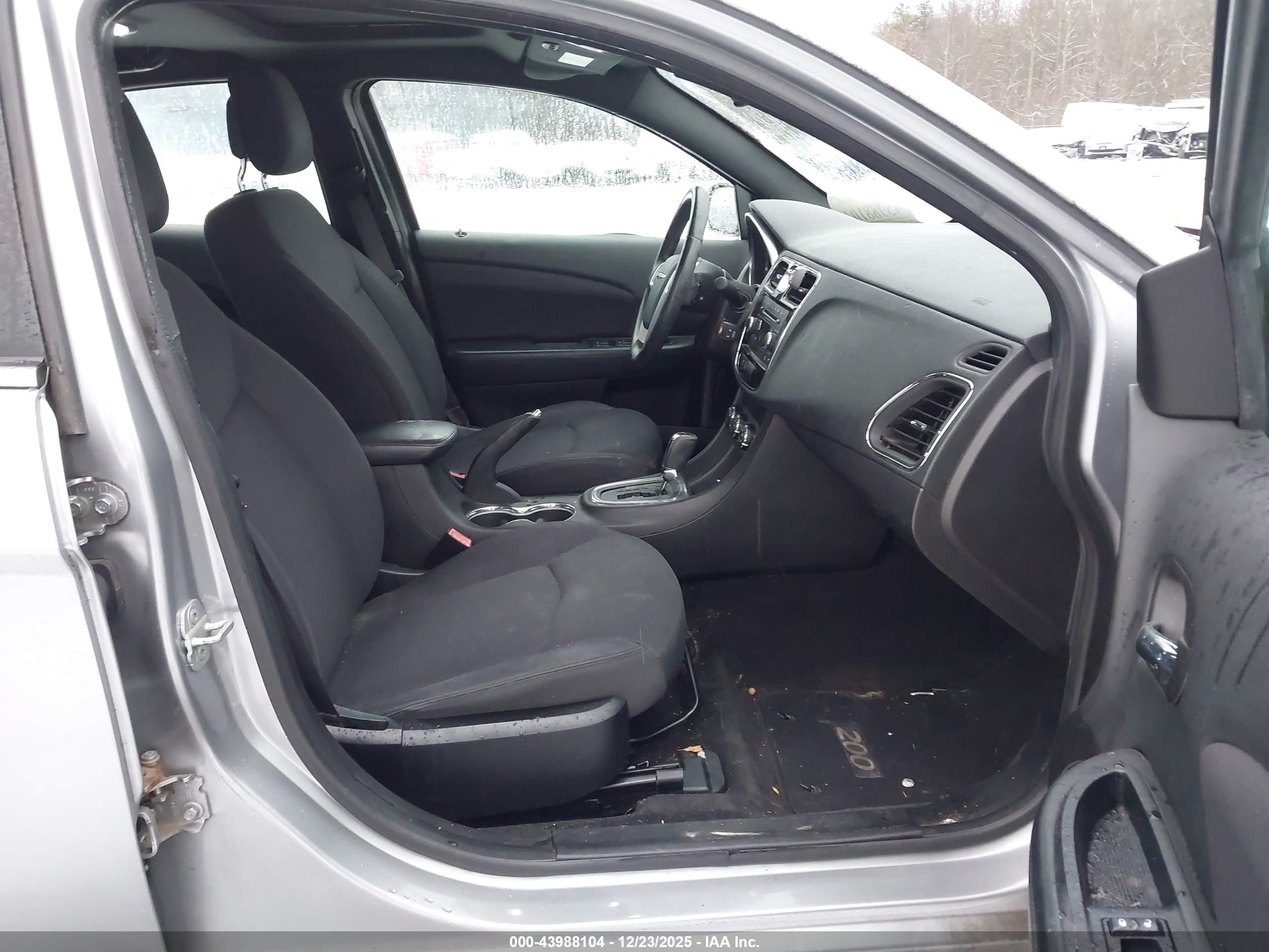 CHRYSLER 200 image 5