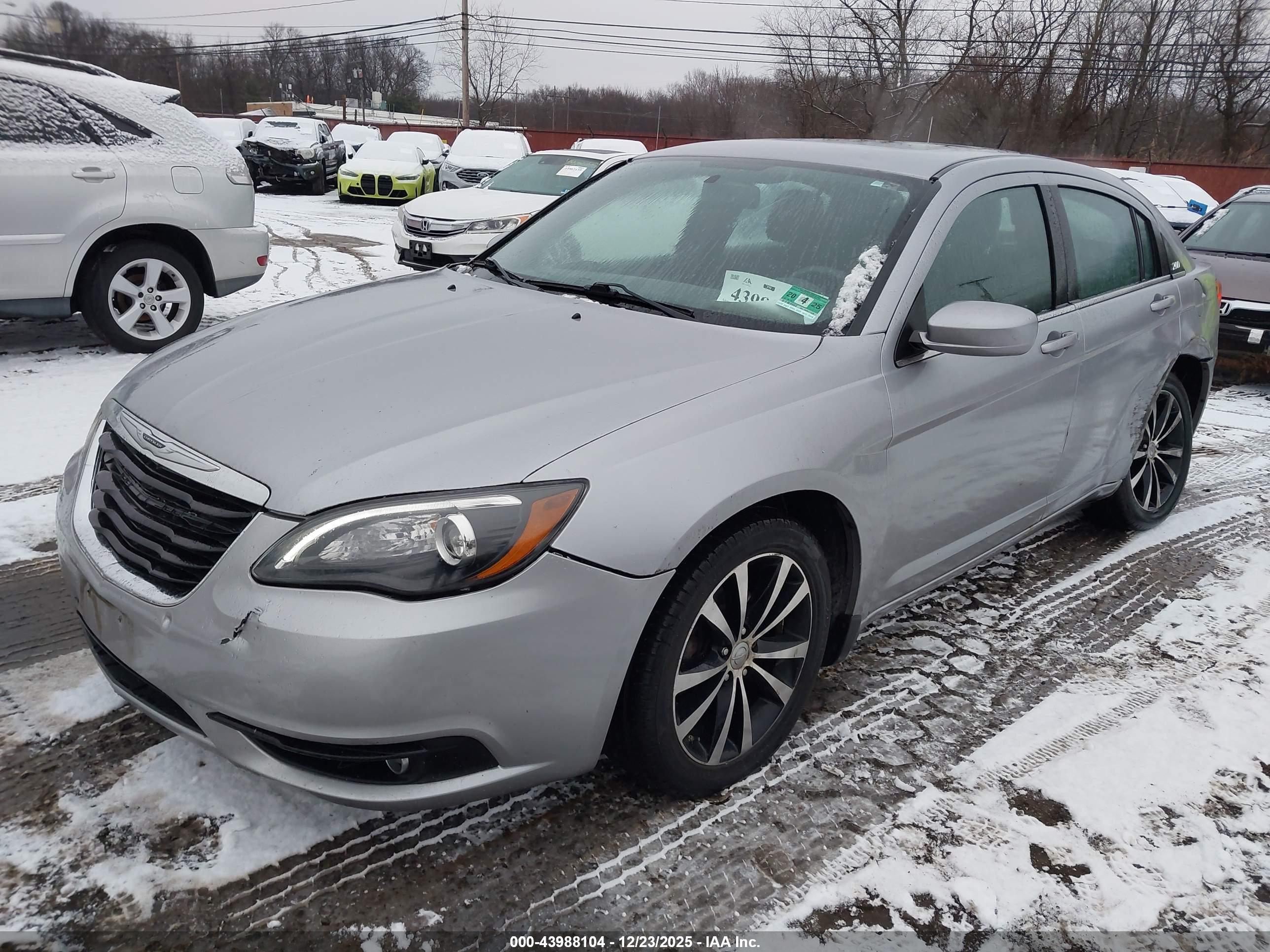 CHRYSLER 200 image 6