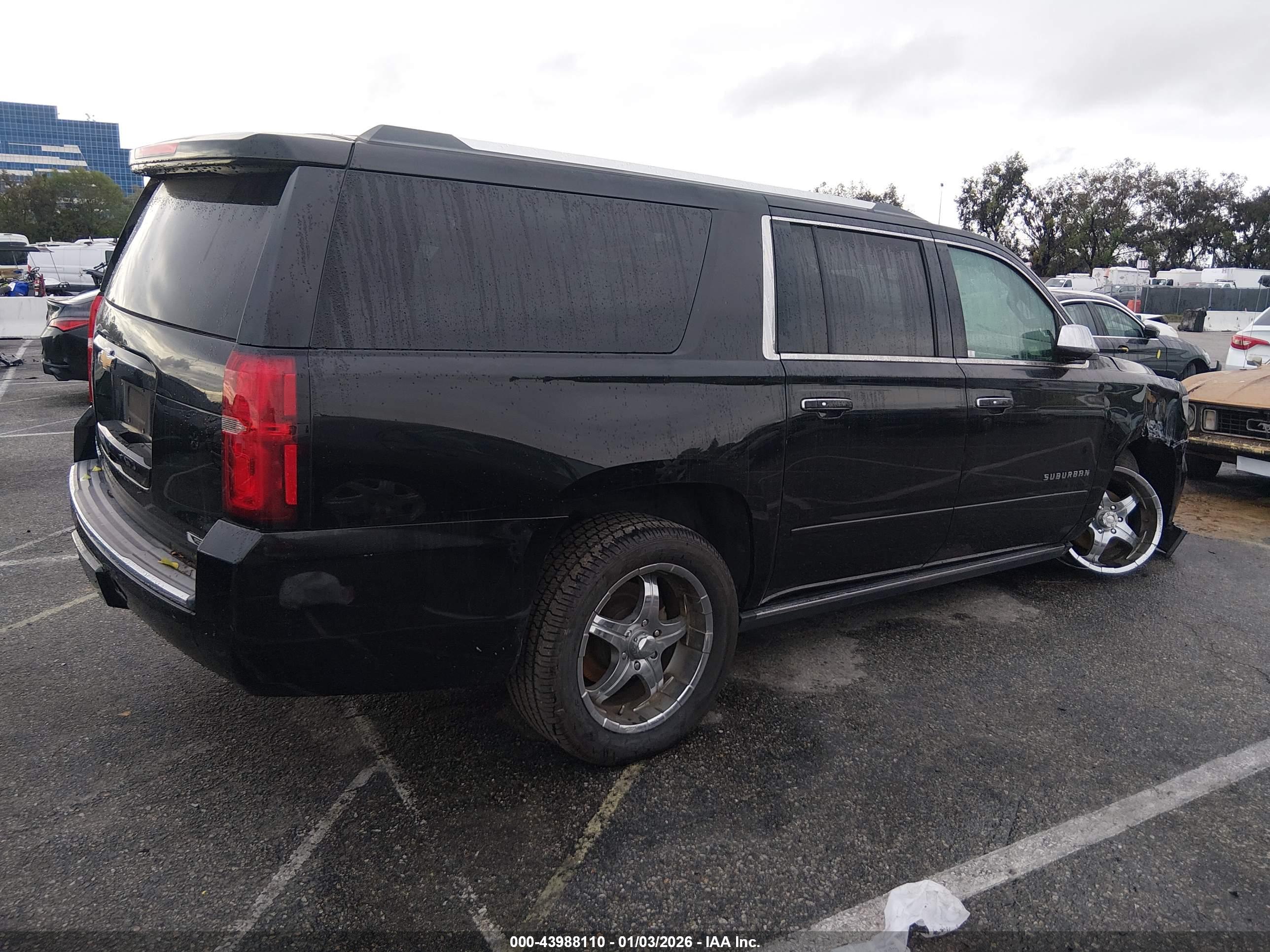 CHEVROLET SUBURBAN image 4