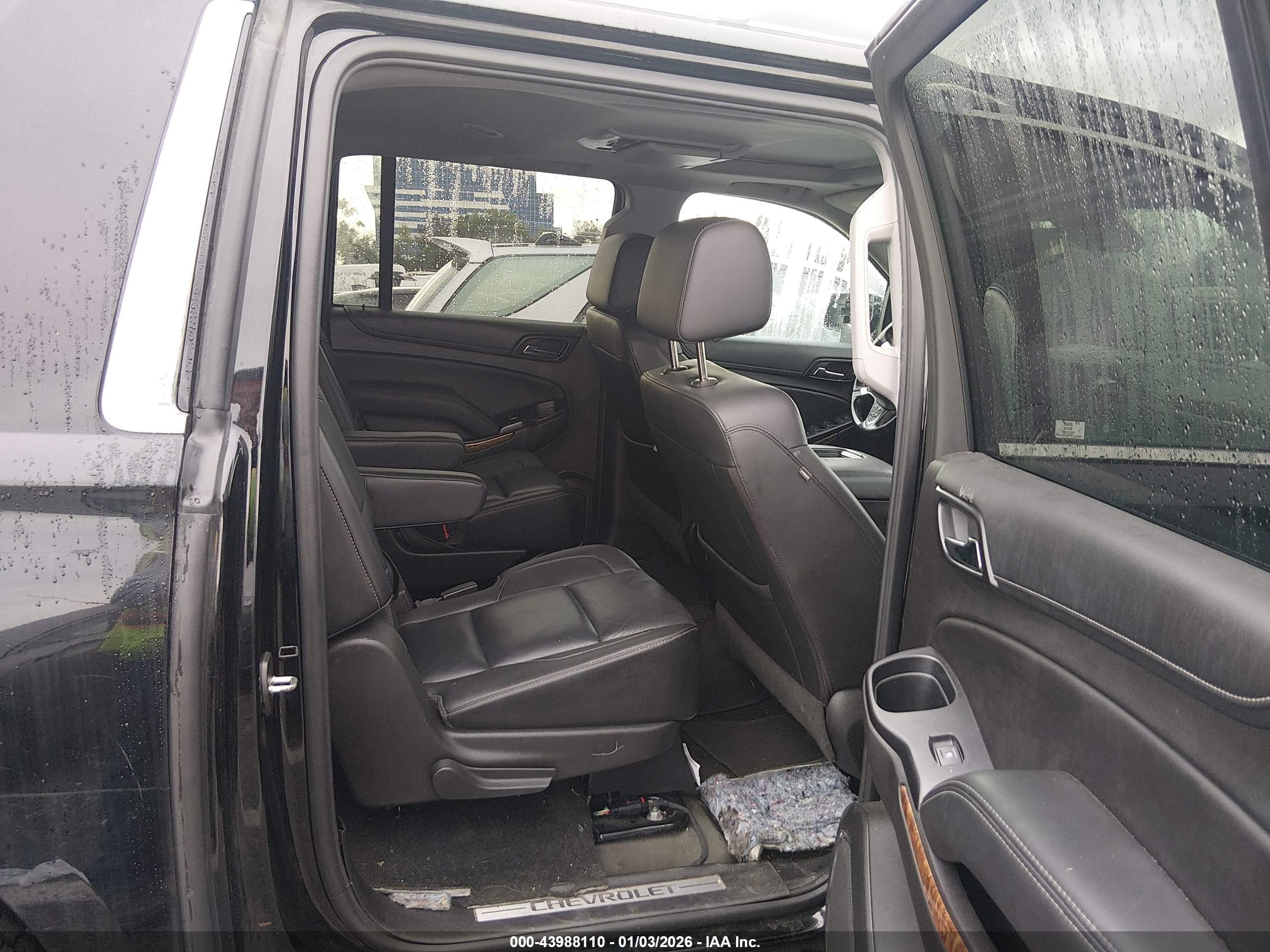 CHEVROLET SUBURBAN image 8