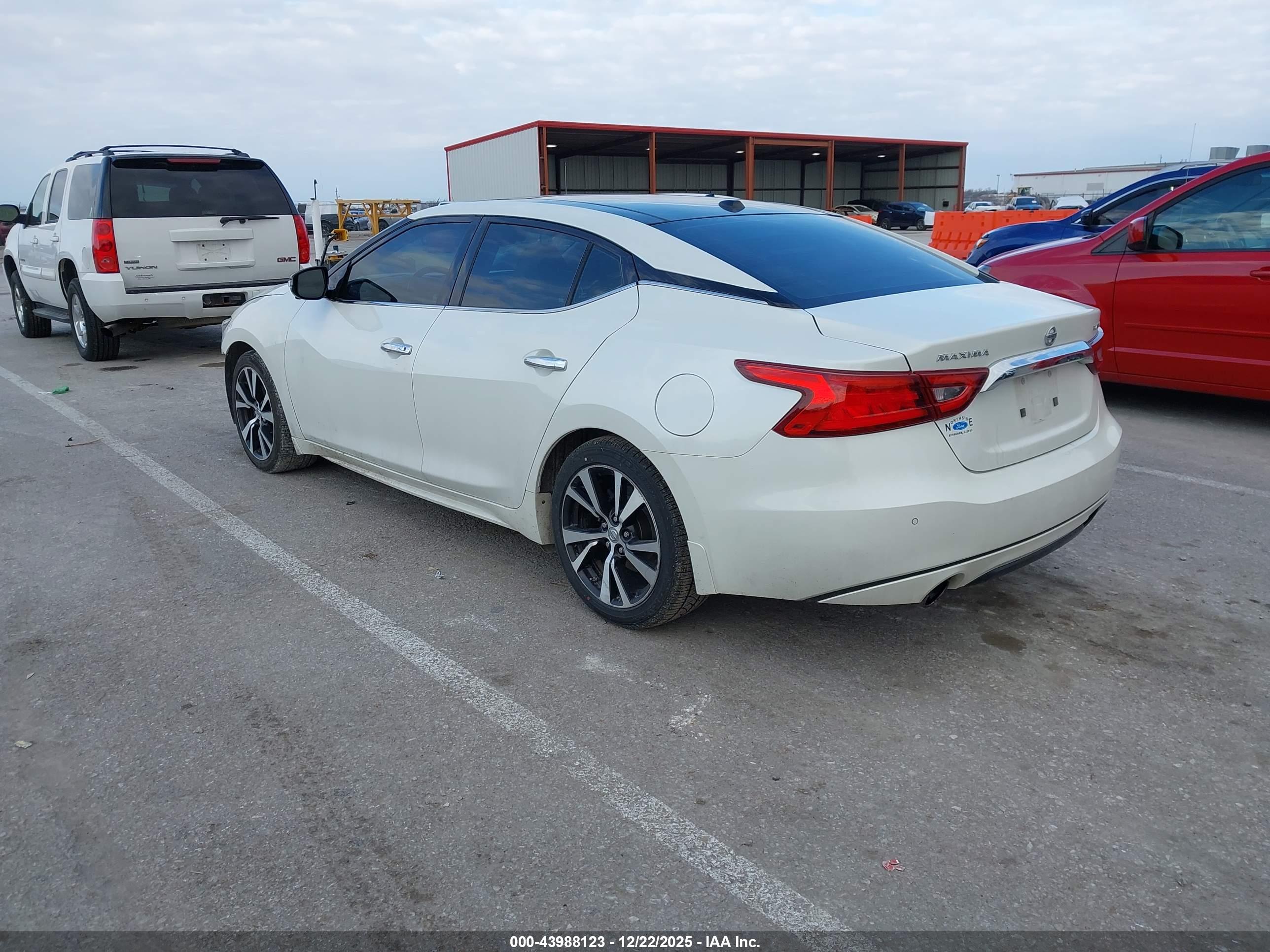 NISSAN MAXIMA image 3
