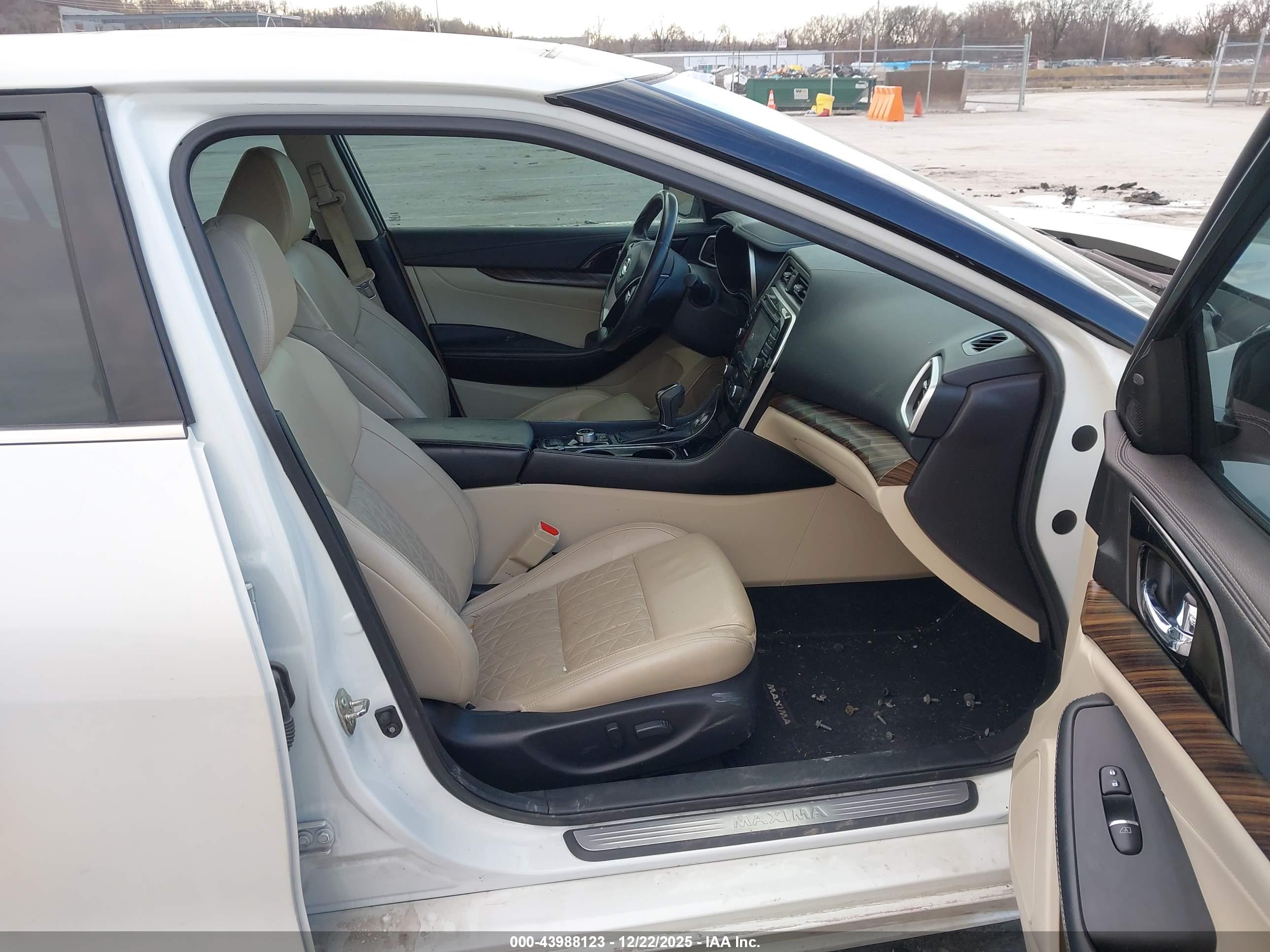 NISSAN MAXIMA image 5