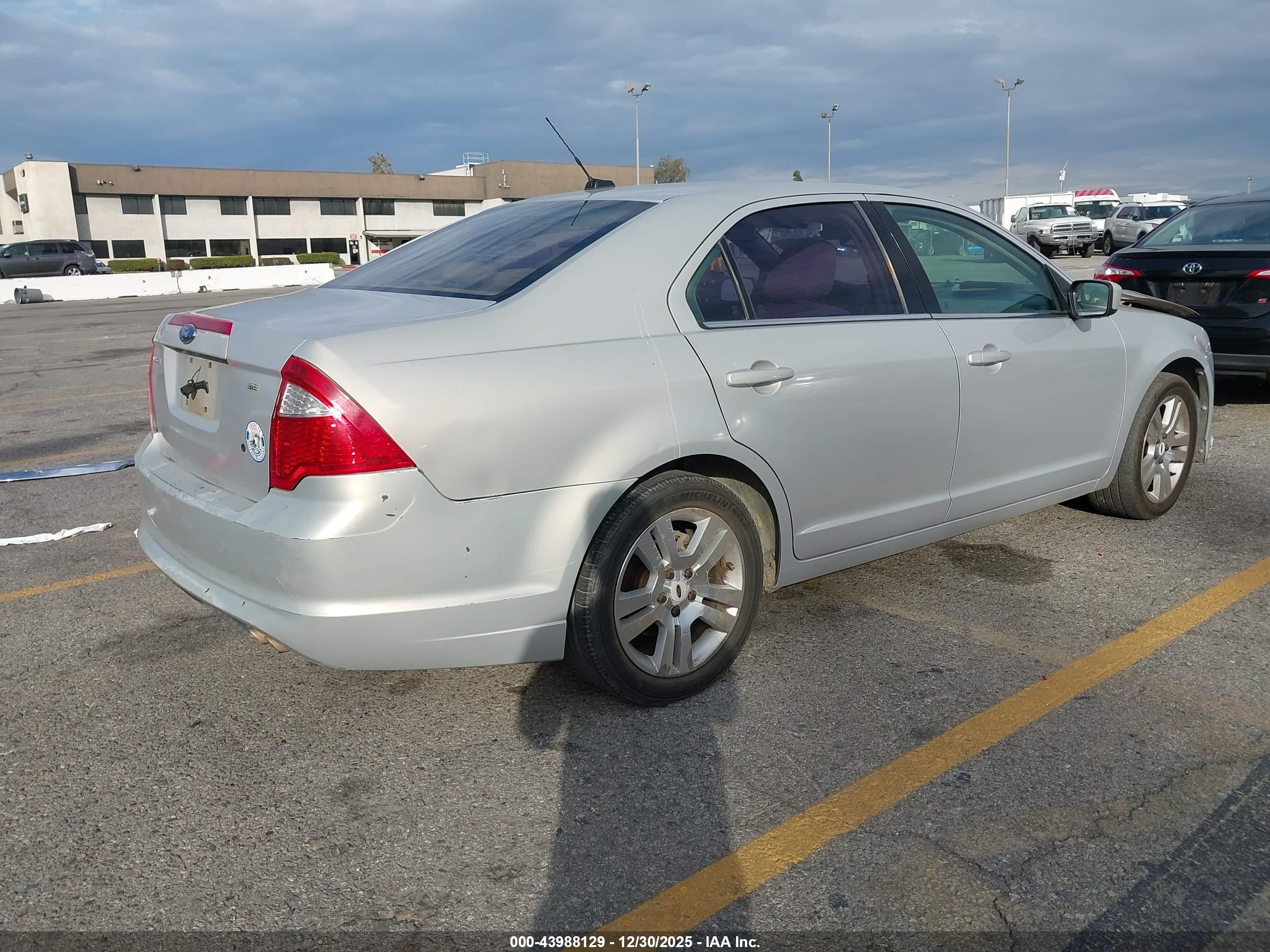FORD FUSION image 4
