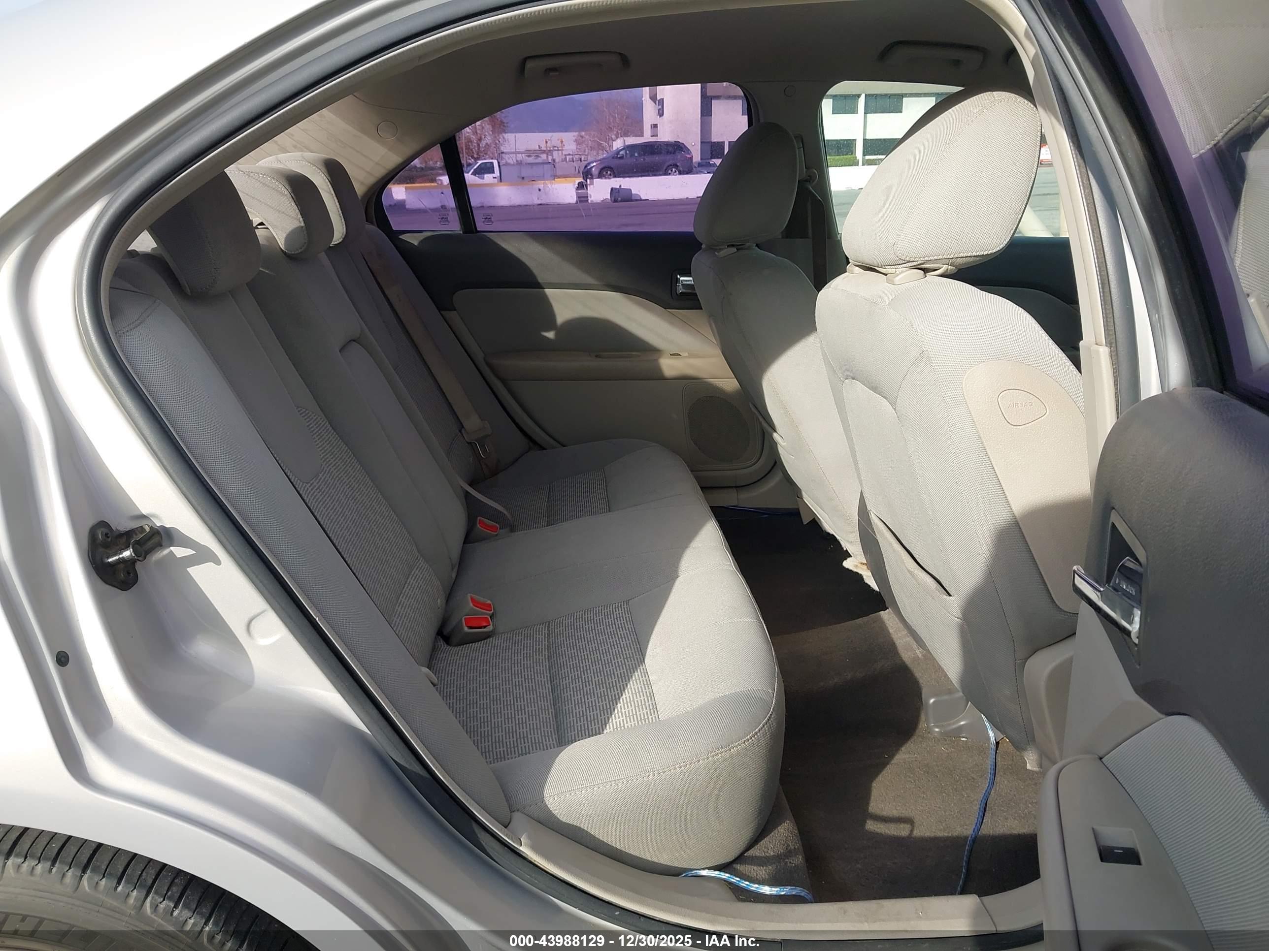 FORD FUSION image 8