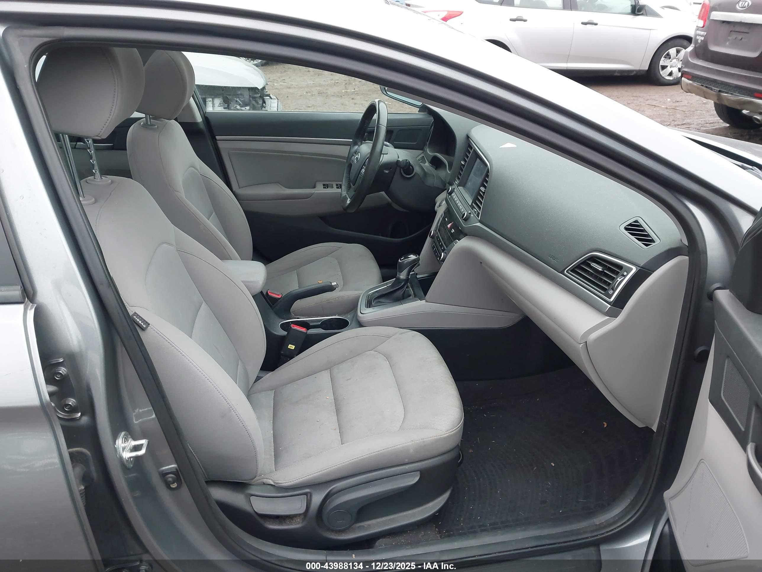 HYUNDAI ELANTRA image 5