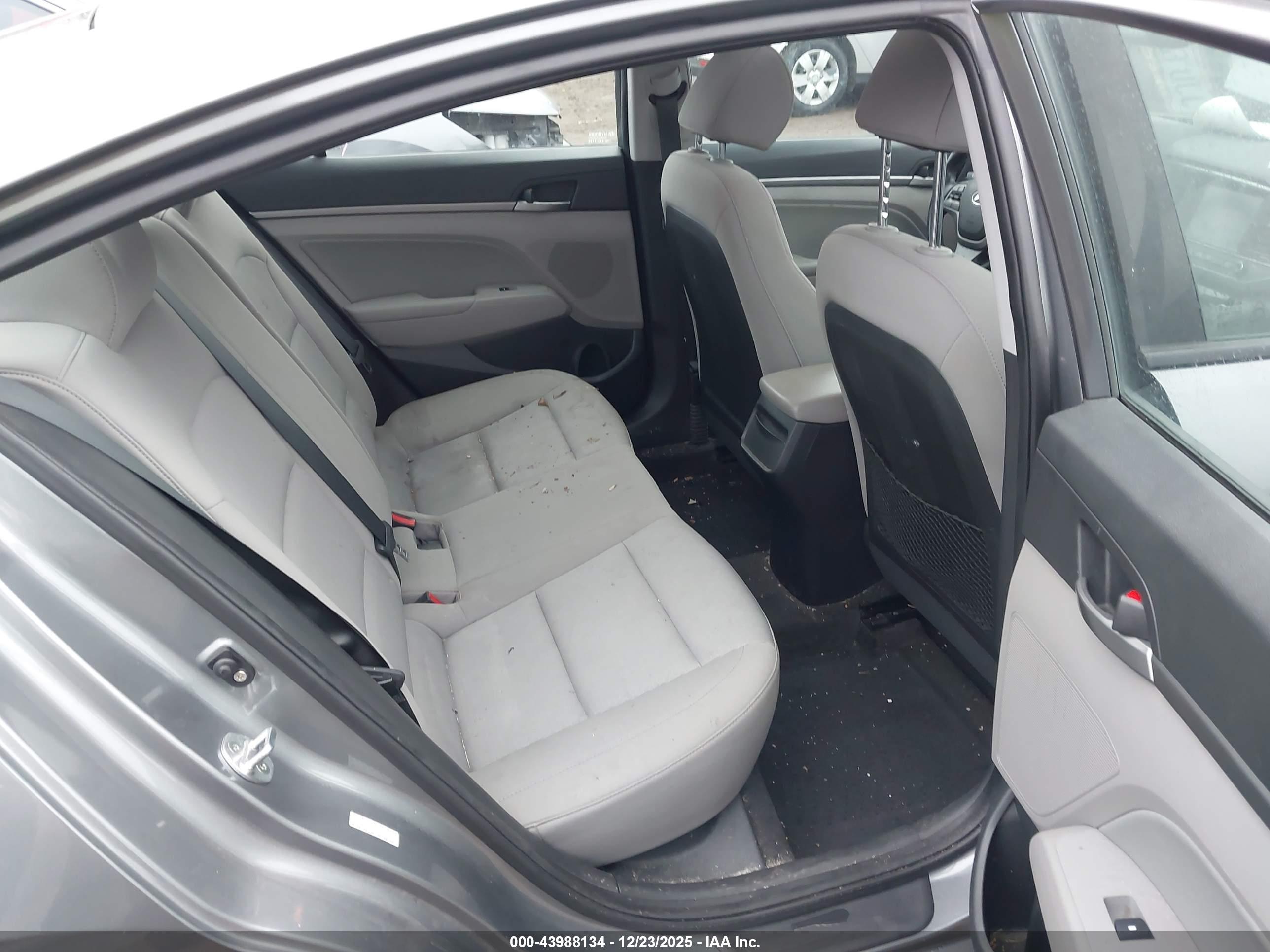 HYUNDAI ELANTRA image 8