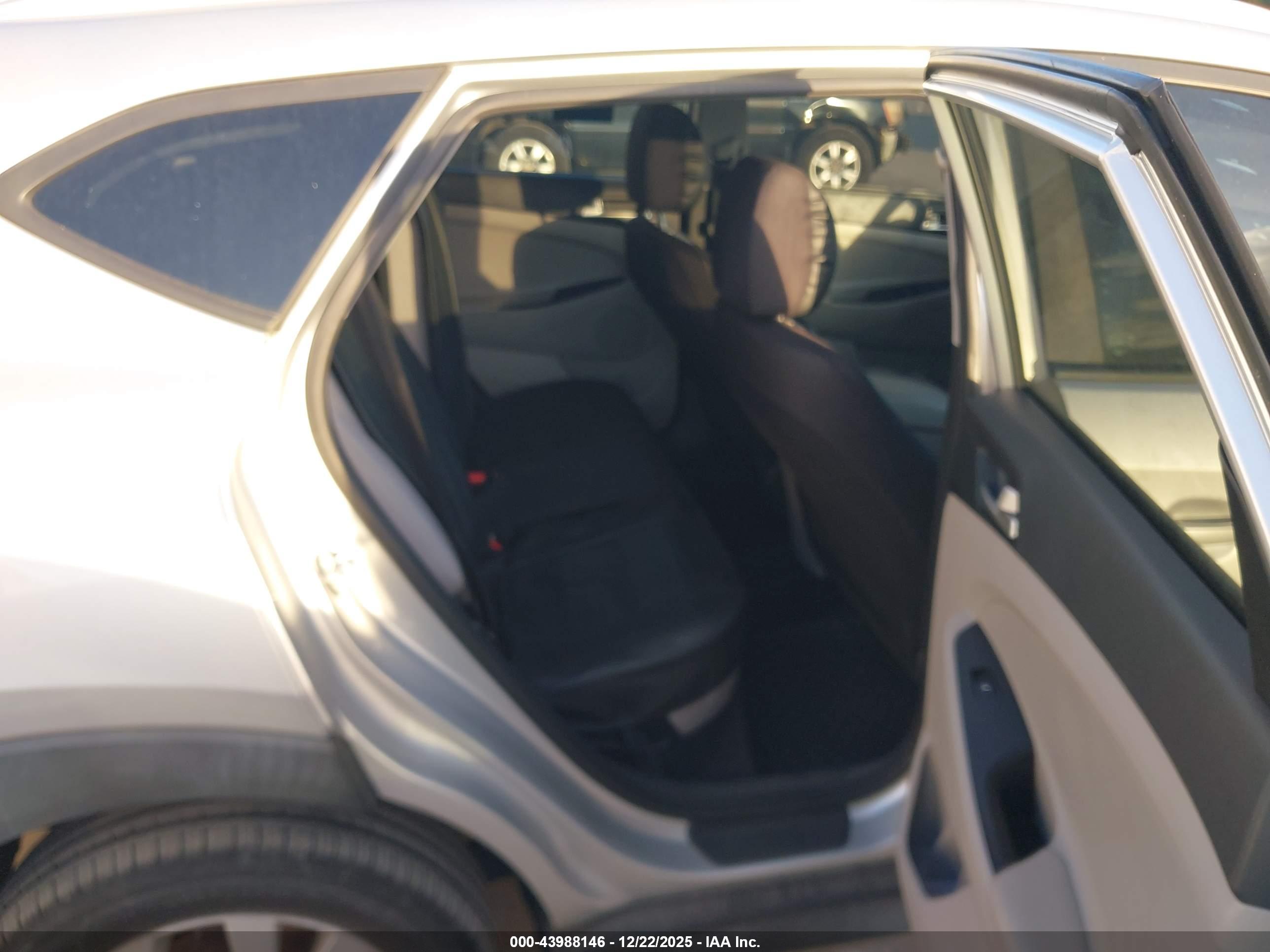 HYUNDAI TUCSON image 8