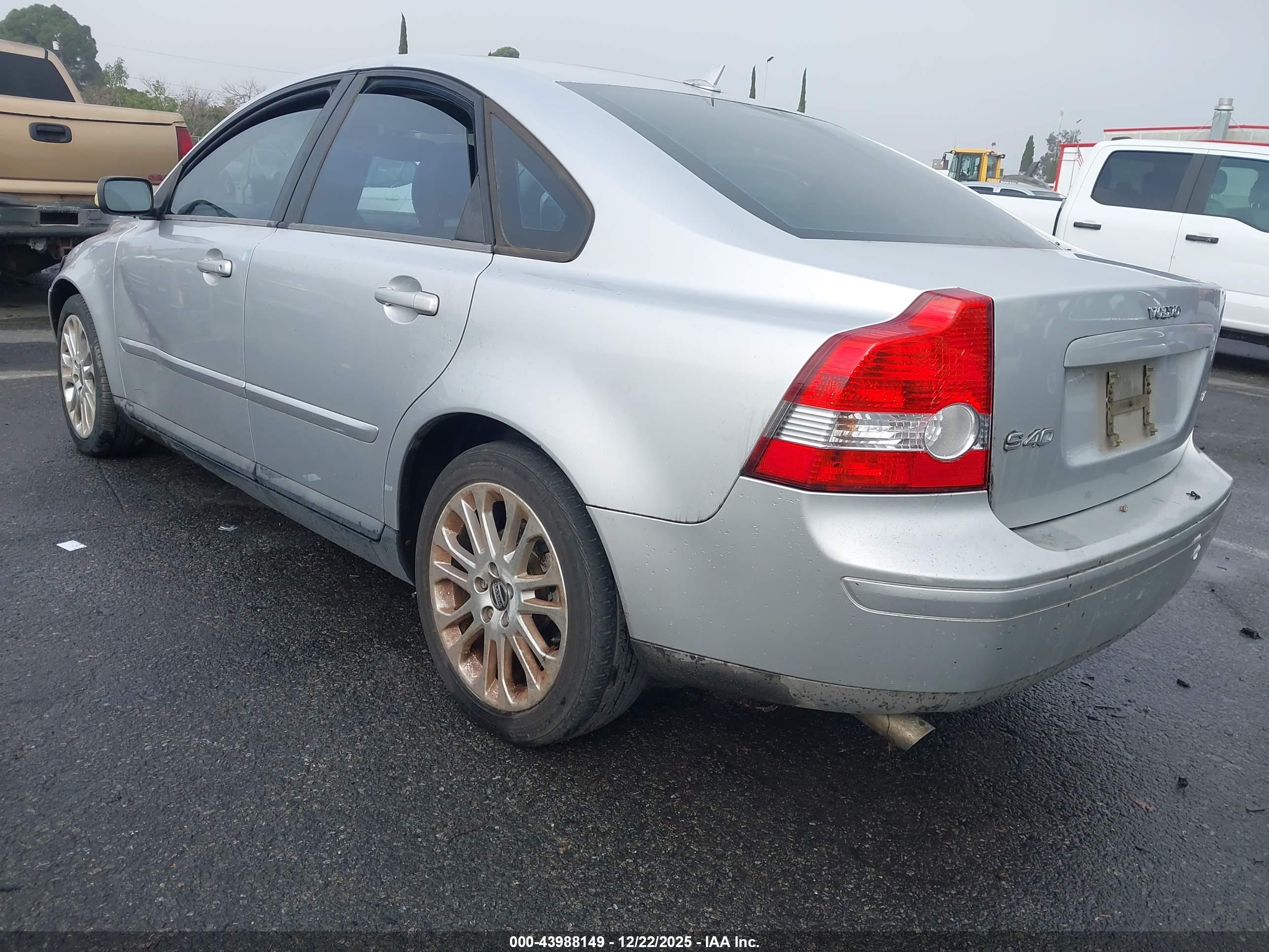 VOLVO S40 image 3