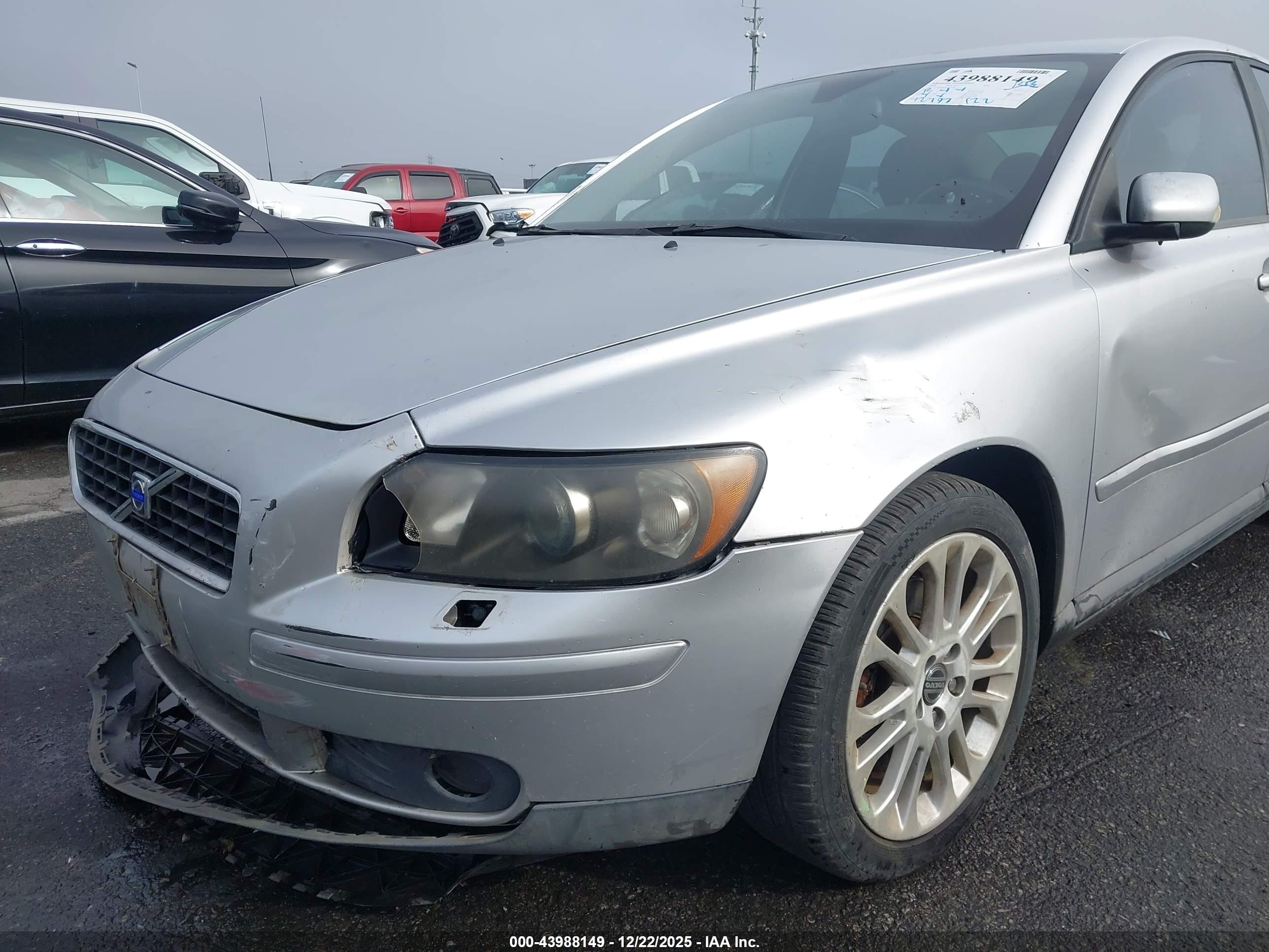 VOLVO S40 image 6
