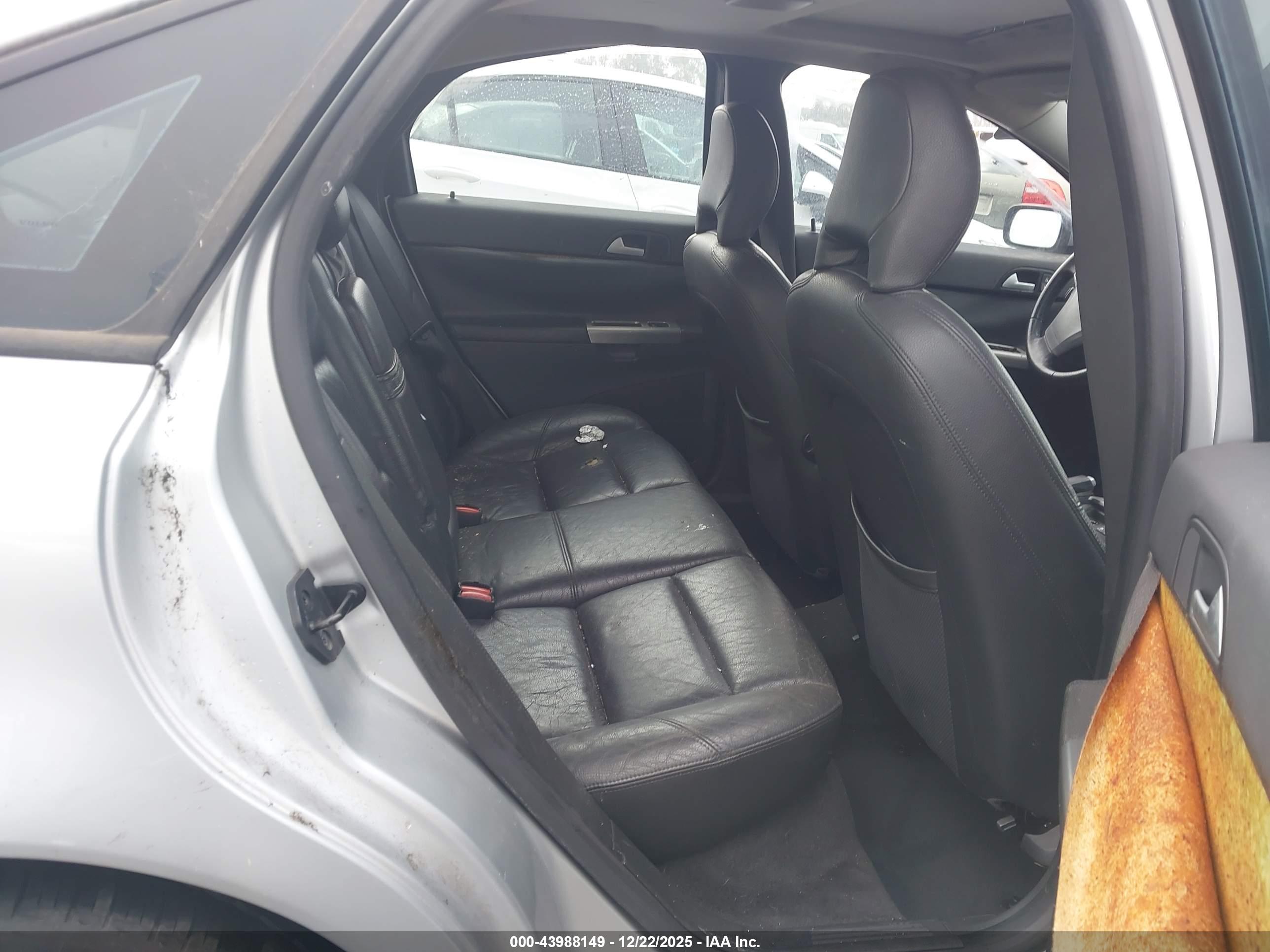 VOLVO S40 image 8