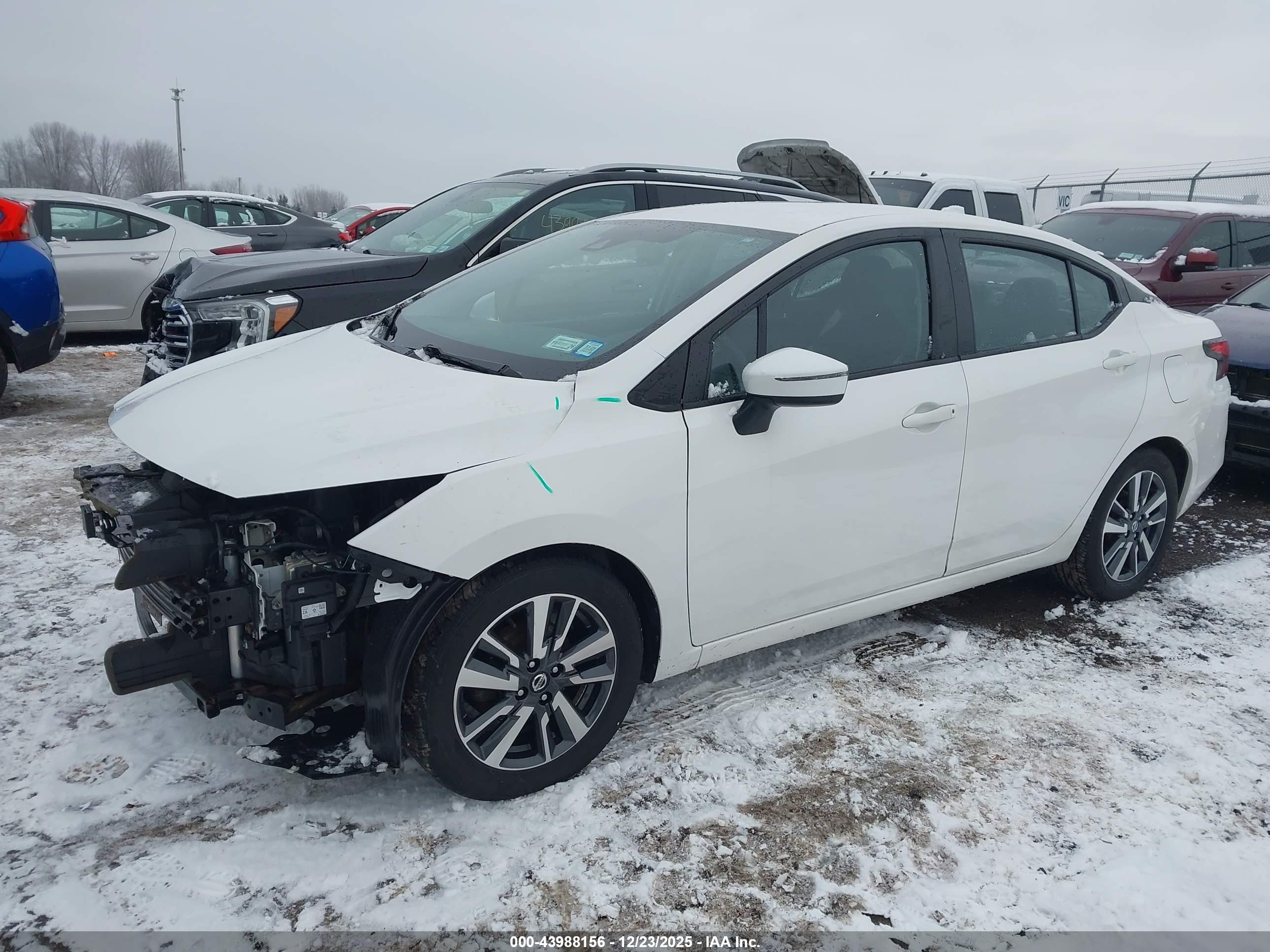 NISSAN VERSA image 2