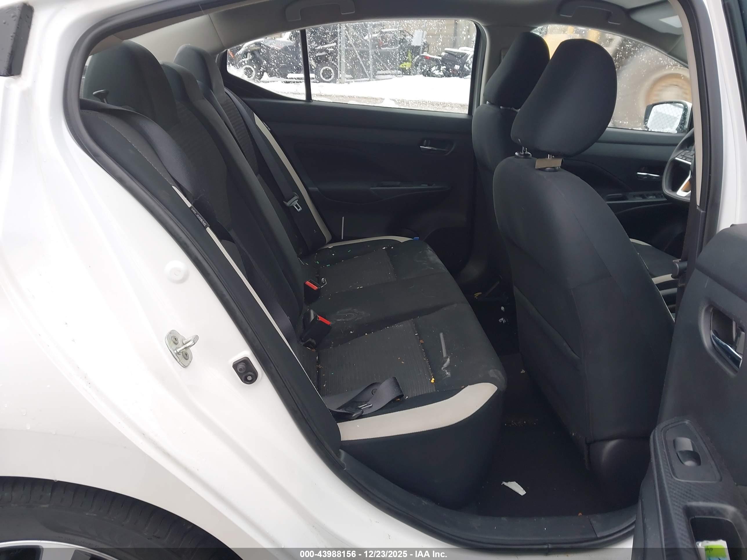 NISSAN VERSA image 8