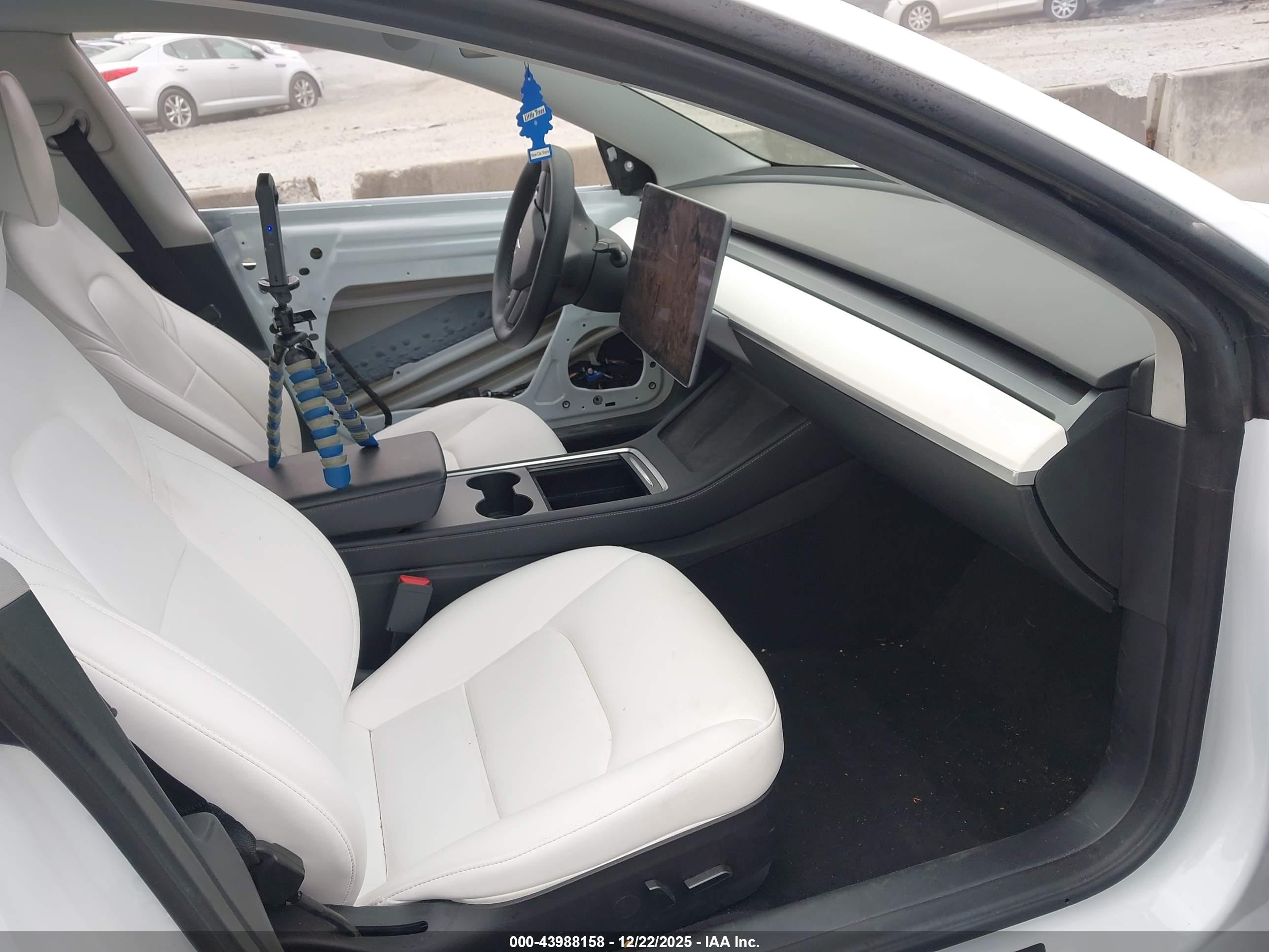 TESLA MODEL image 5