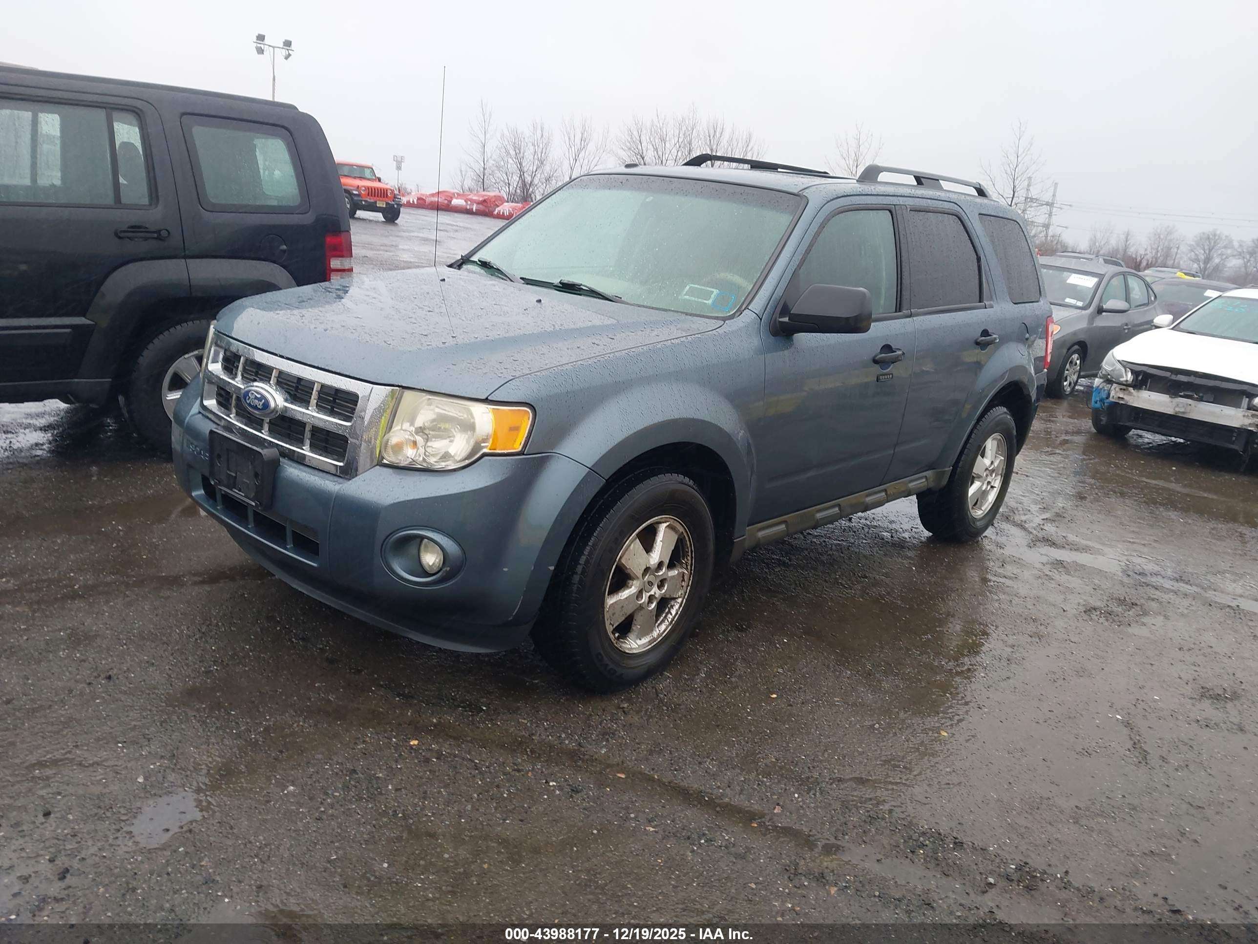 FORD ESCAPE image 2