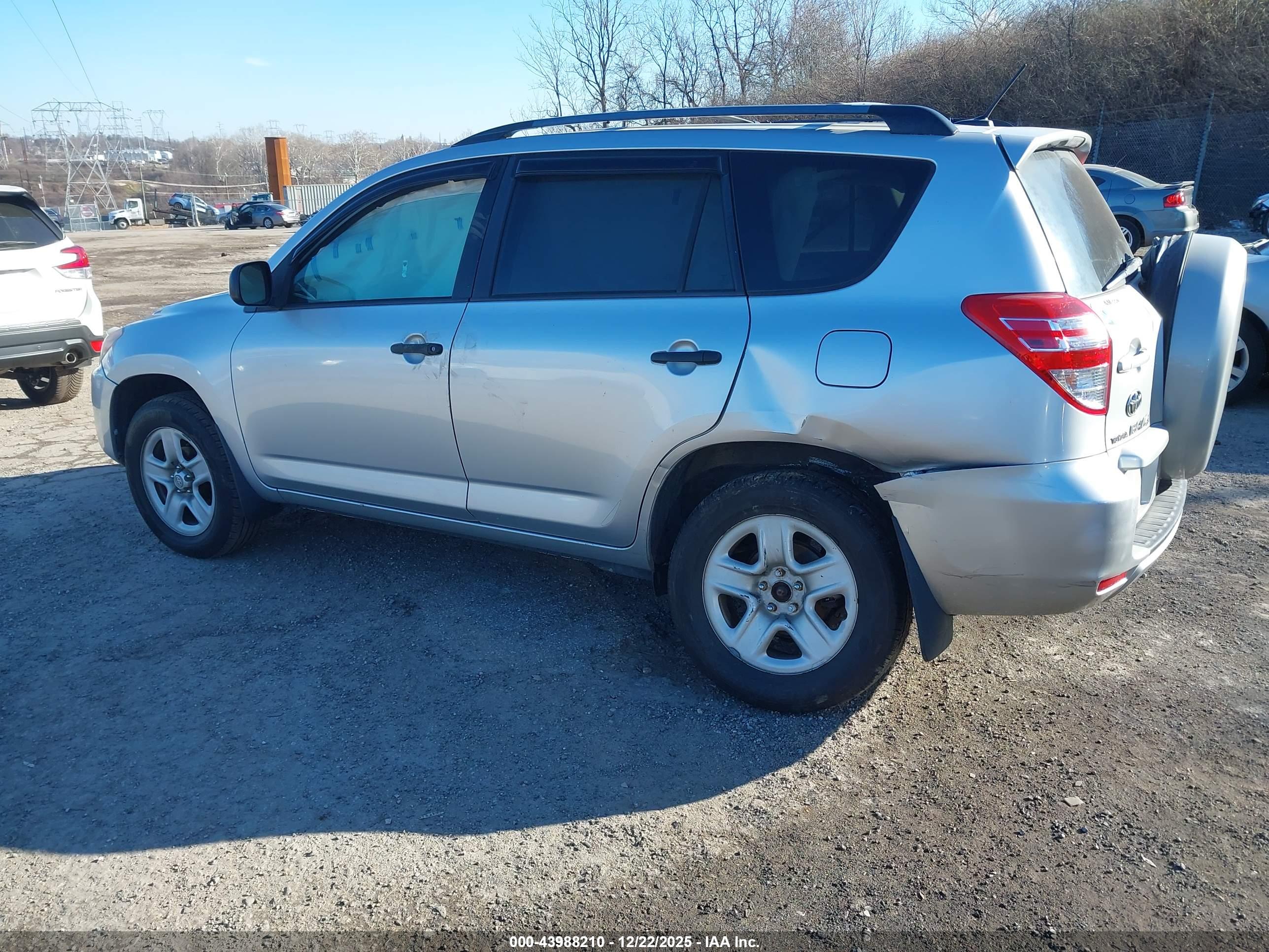 TOYOTA RAV4 image 3