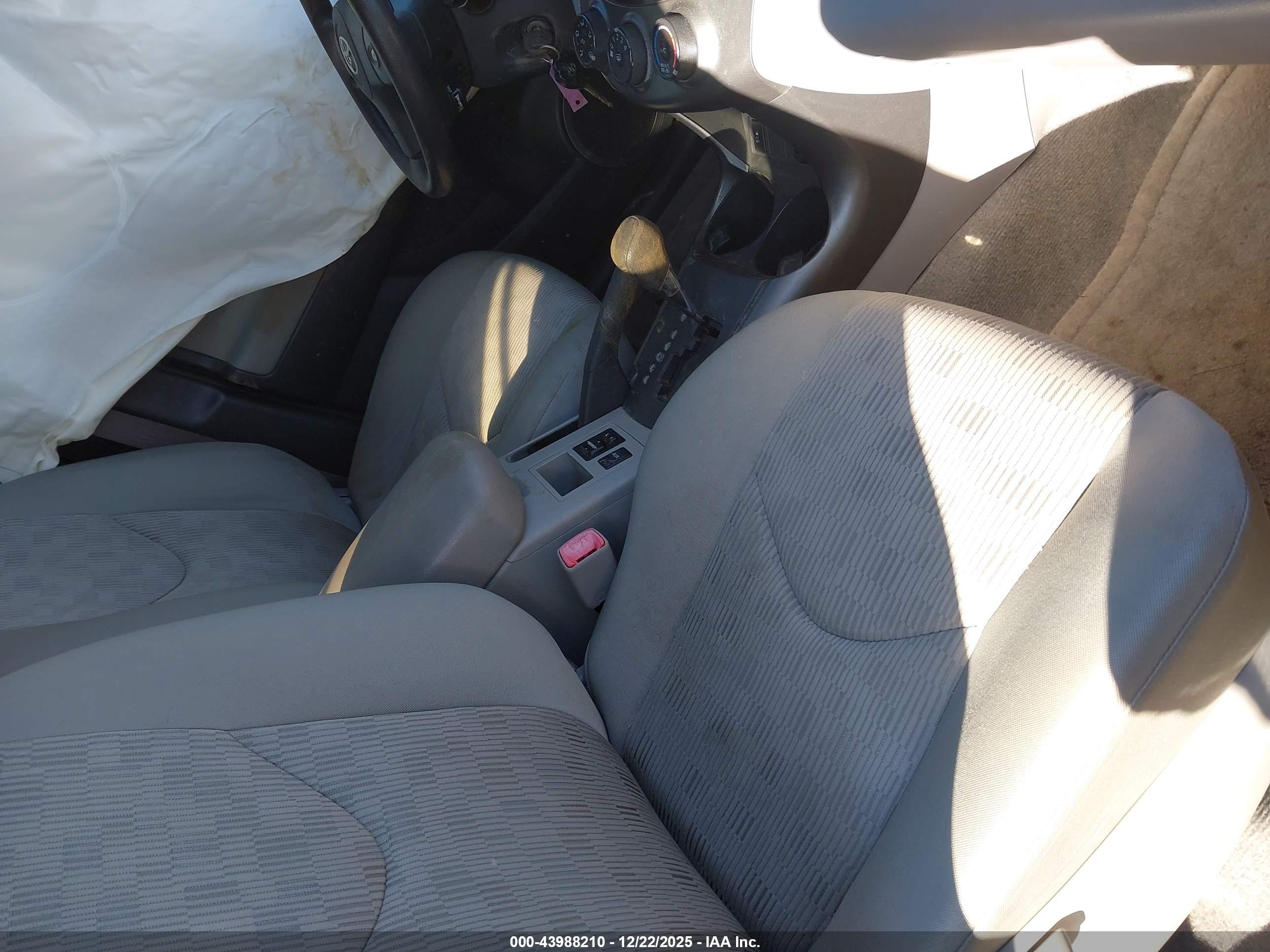 TOYOTA RAV4 image 5