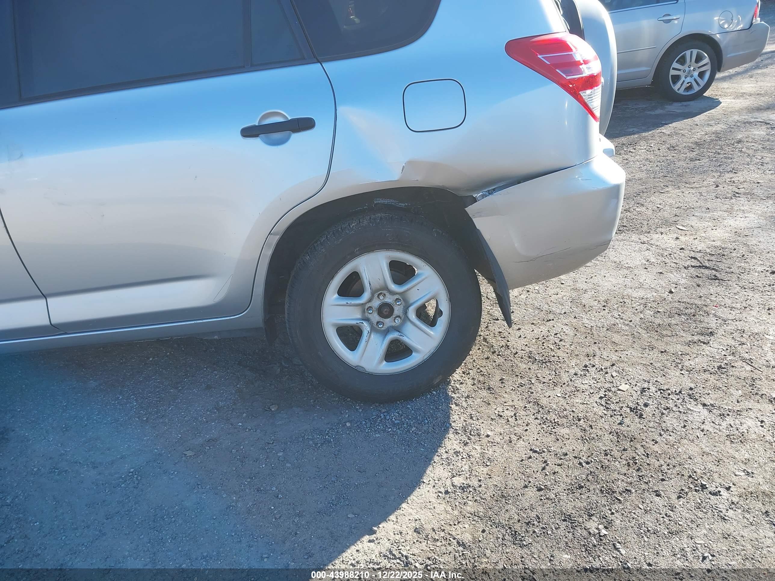 TOYOTA RAV4 image 6