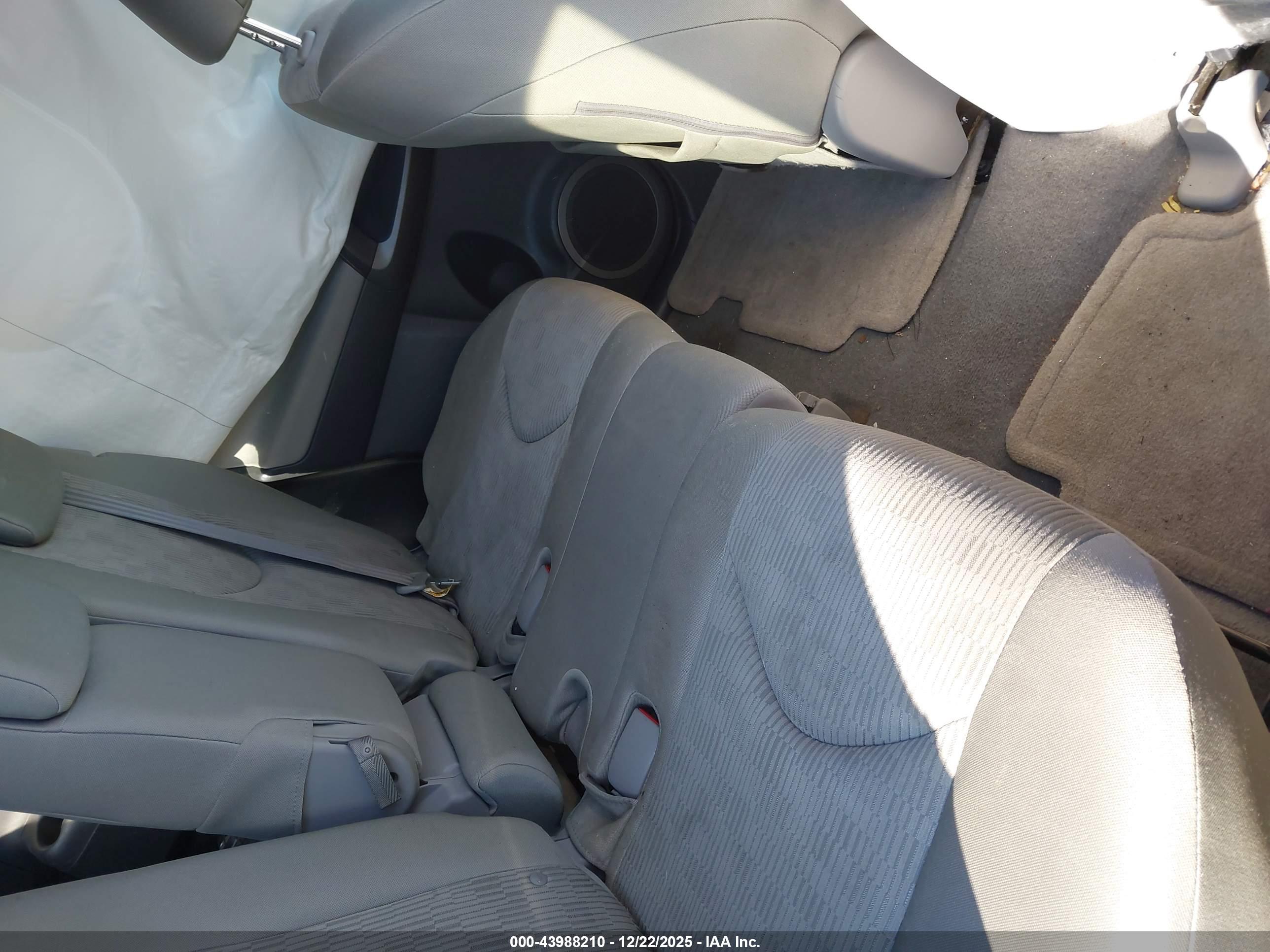 TOYOTA RAV4 image 8