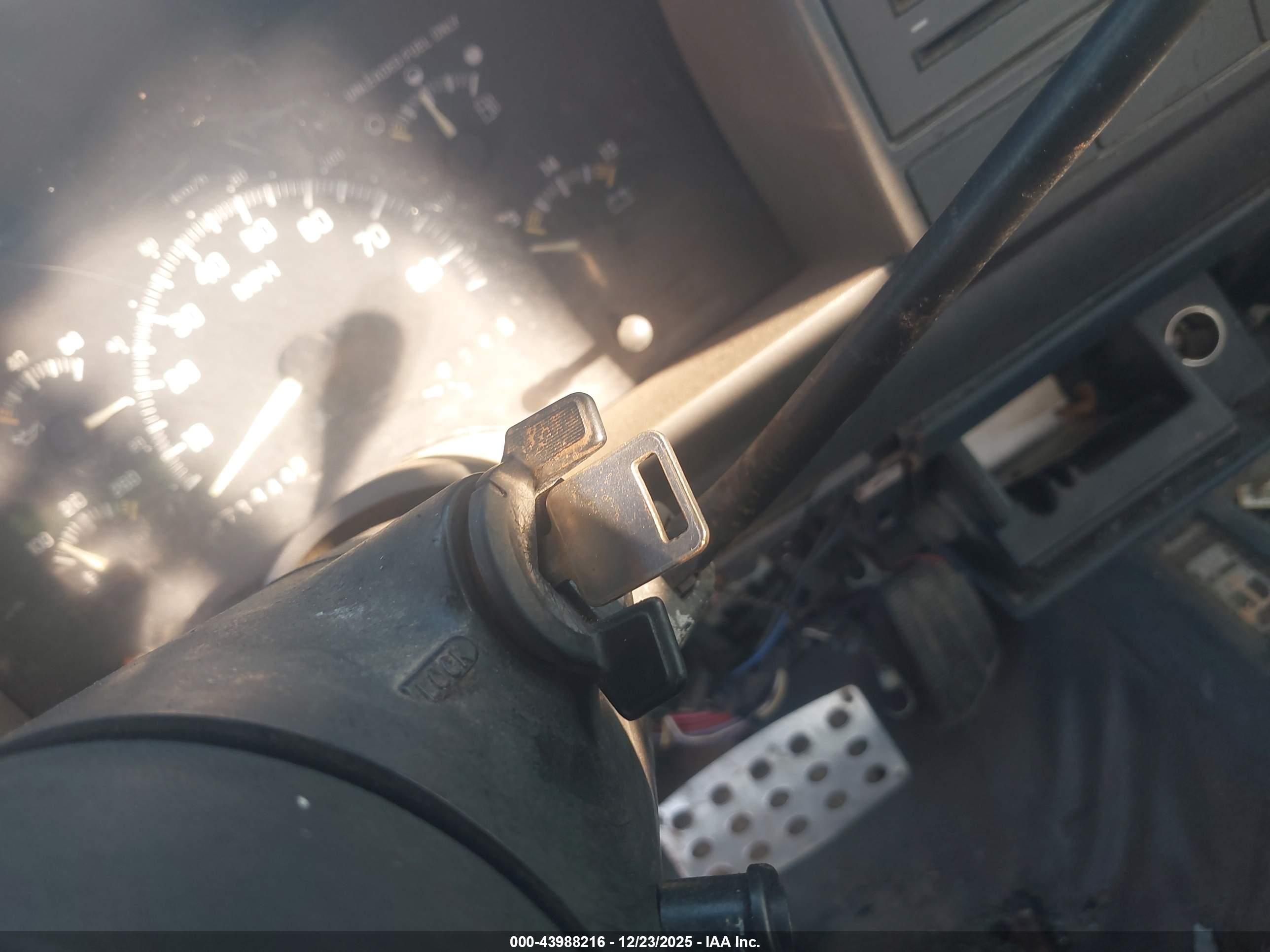 CHEVROLET GMT-400 image 11