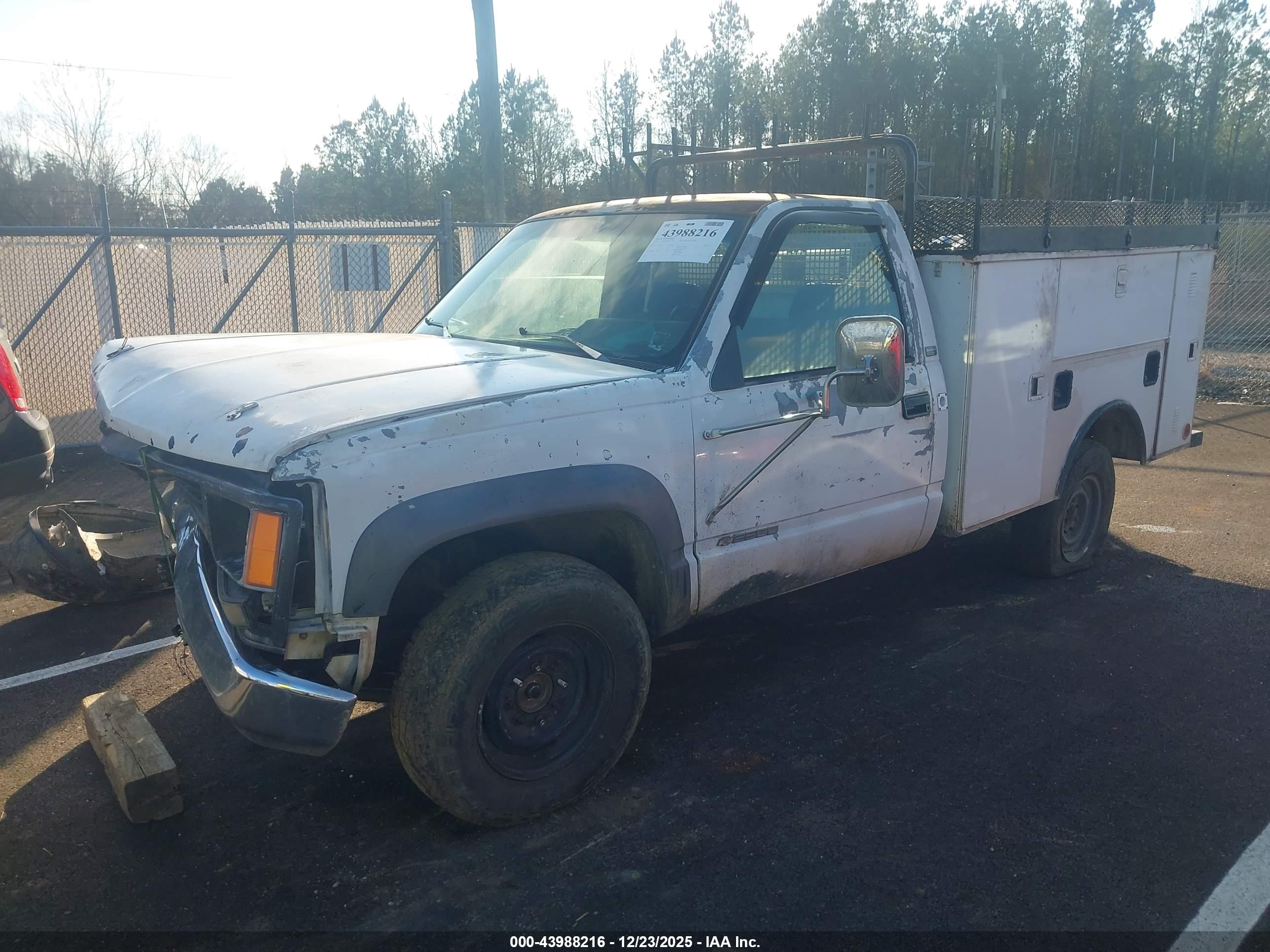 CHEVROLET GMT-400 image 2
