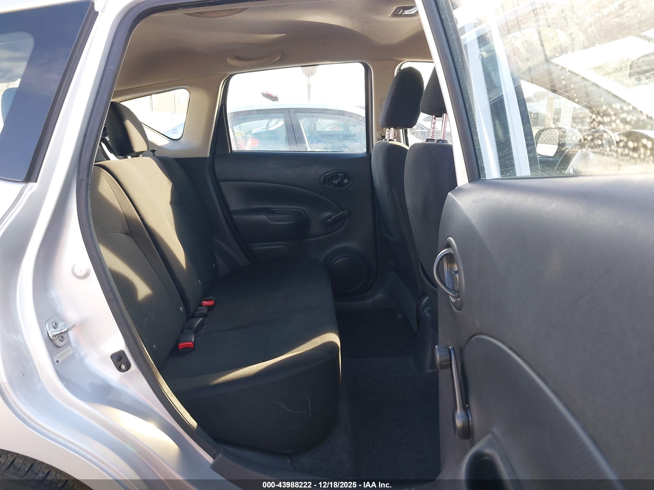 NISSAN VERSA image 8