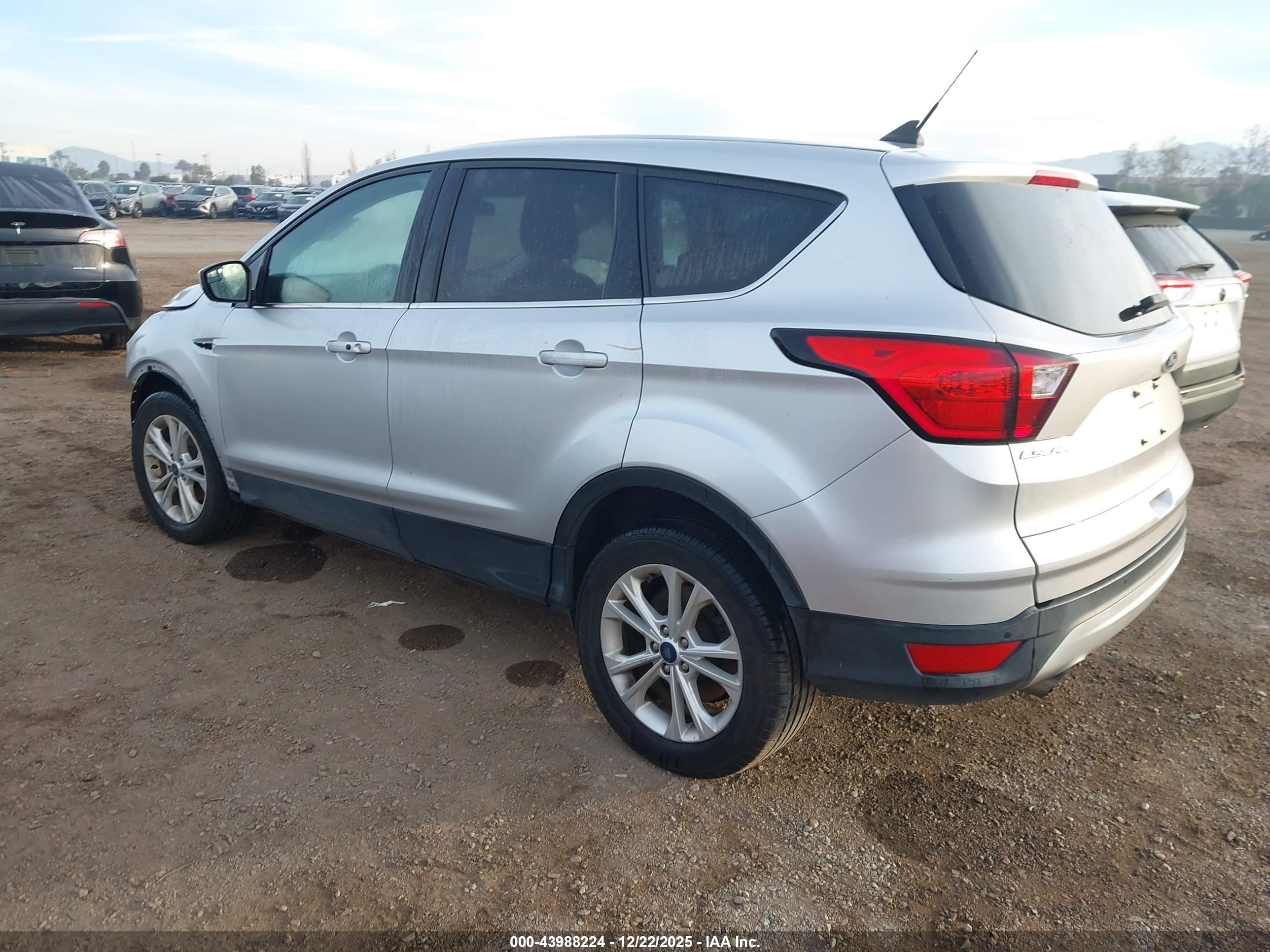 FORD ESCAPE image 3