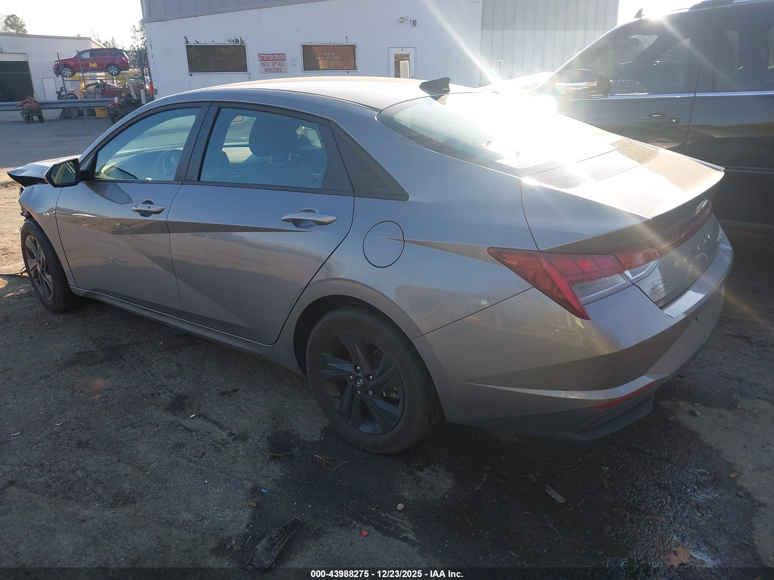 HYUNDAI ELANTRA image 3