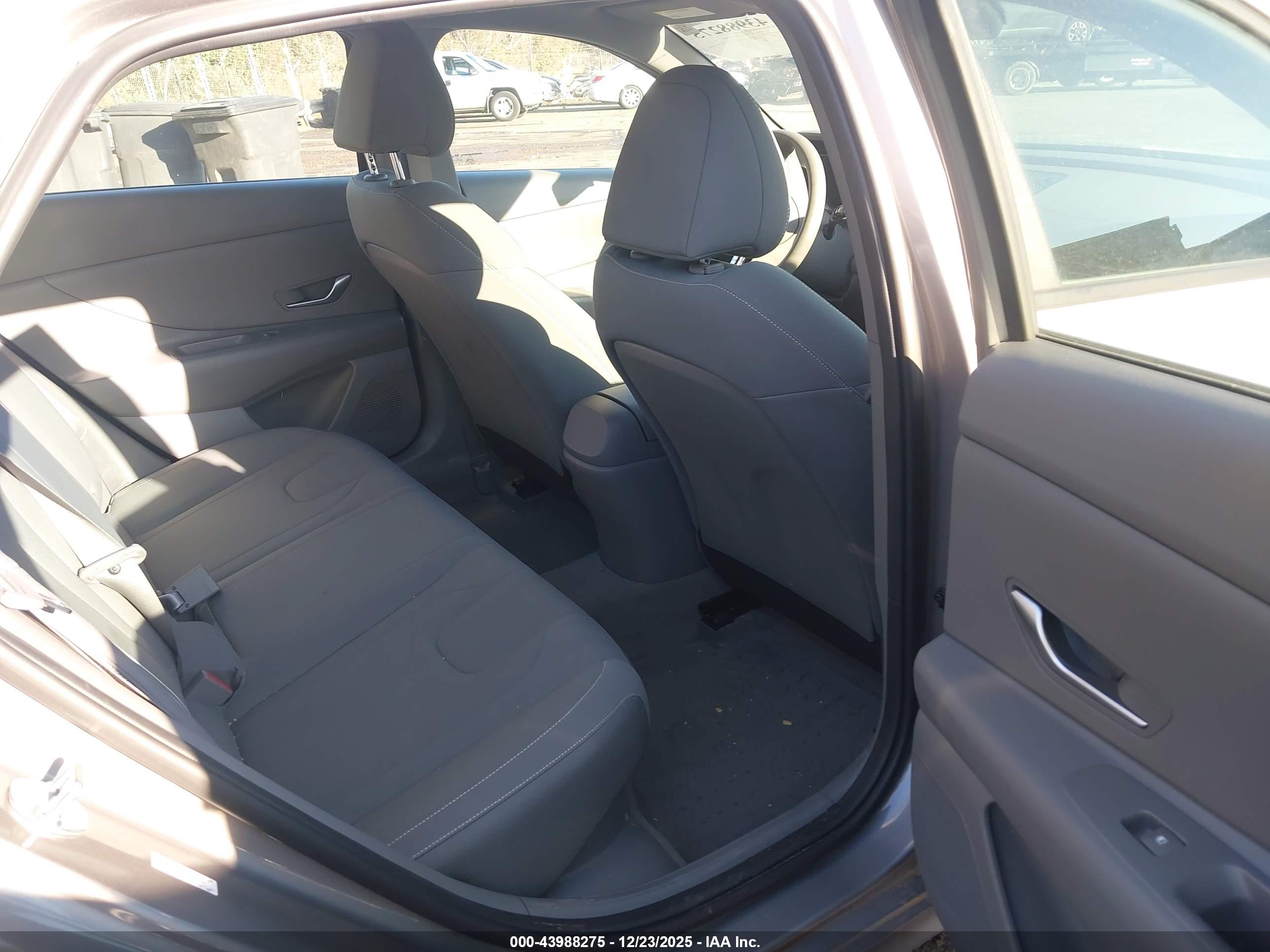 HYUNDAI ELANTRA image 8