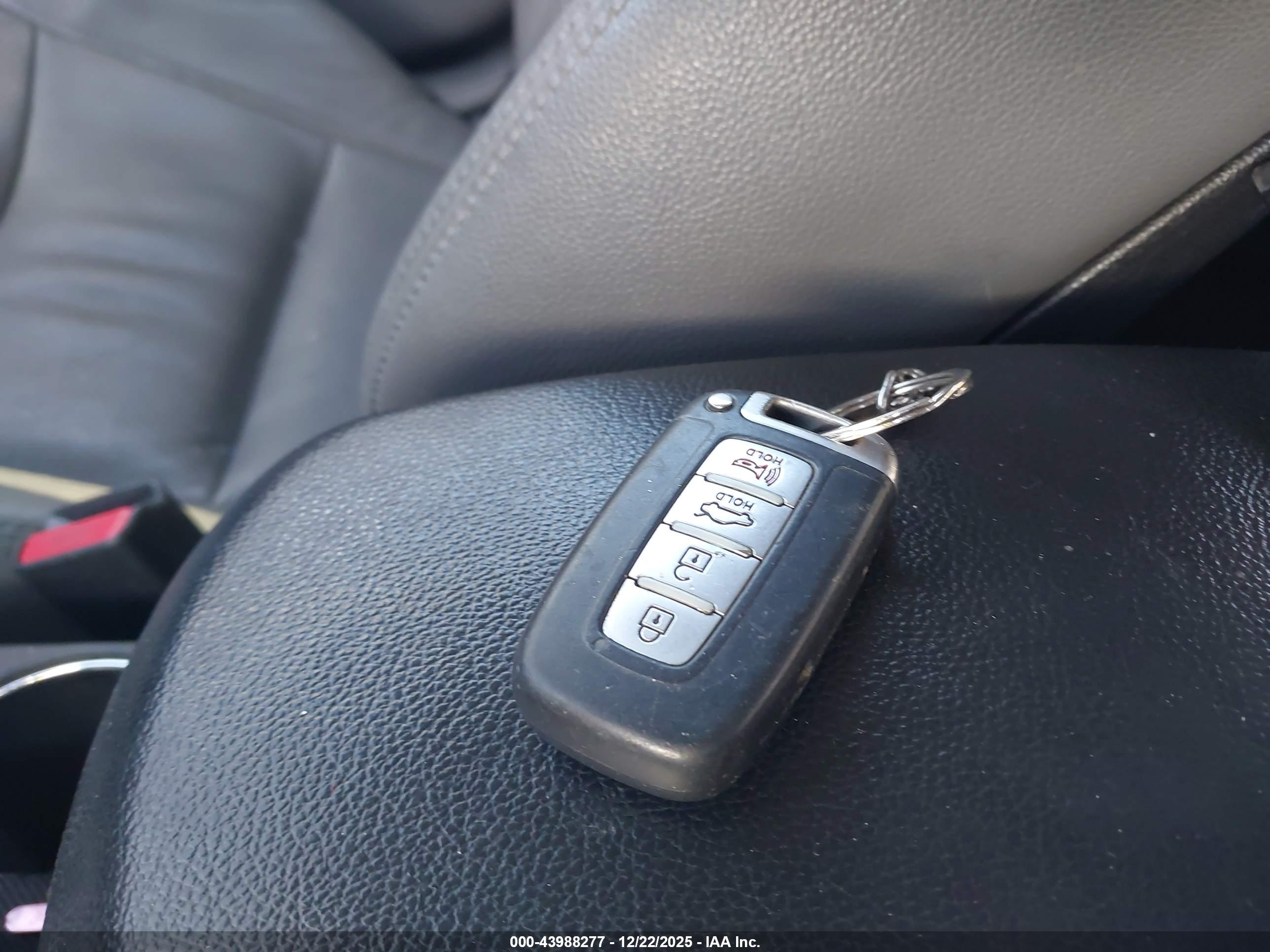HYUNDAI ELANTRA image 11