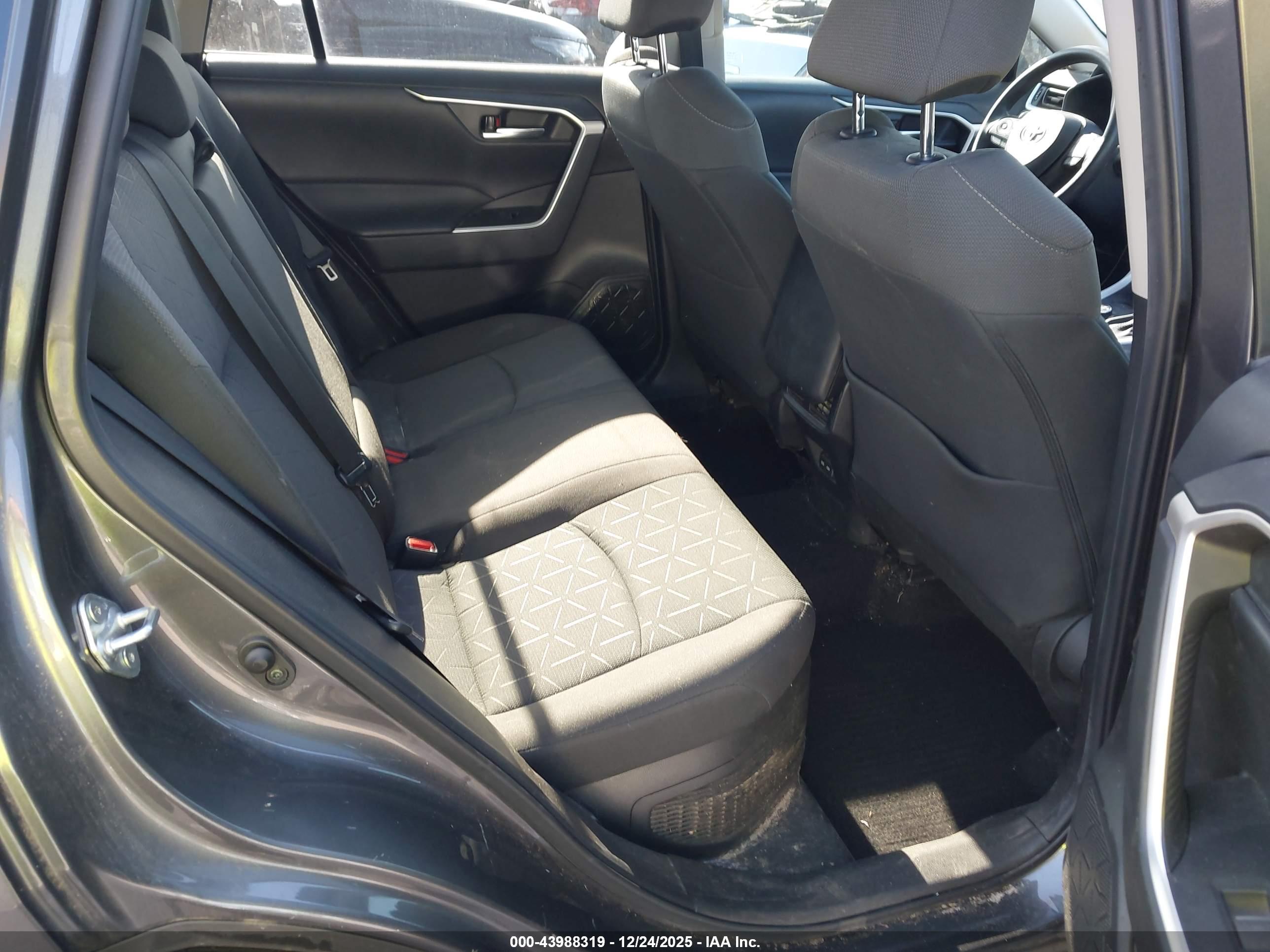 TOYOTA RAV4 image 8