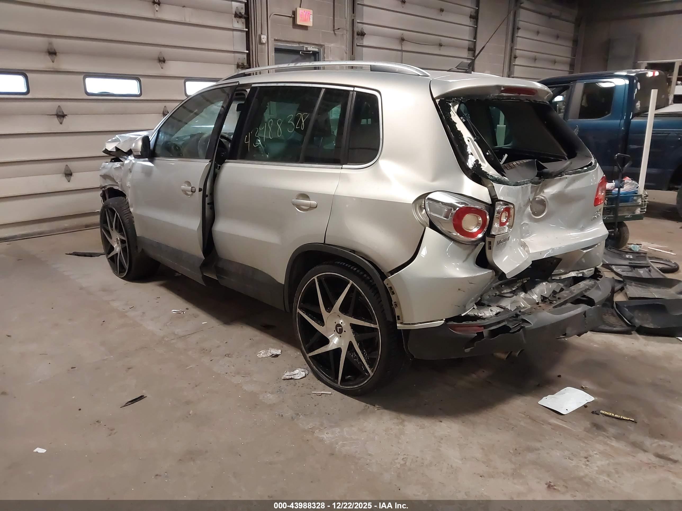 VOLKSWAGEN TIGUAN image 3