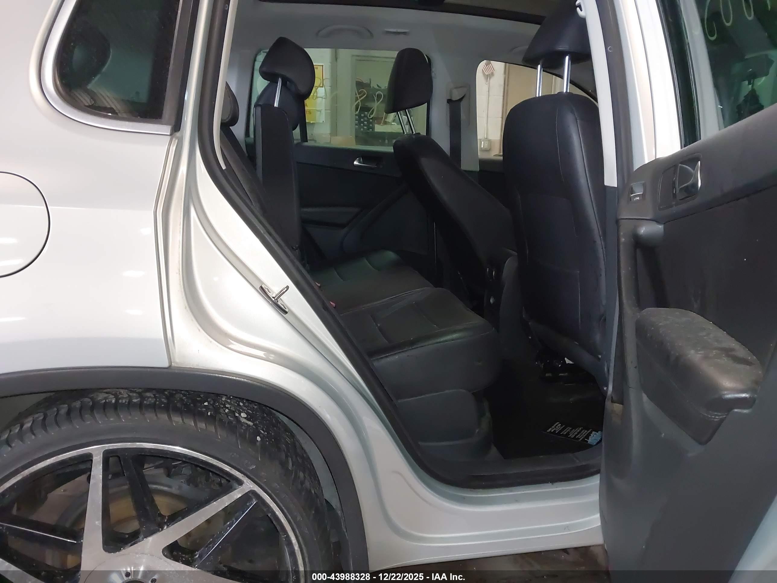 VOLKSWAGEN TIGUAN image 8