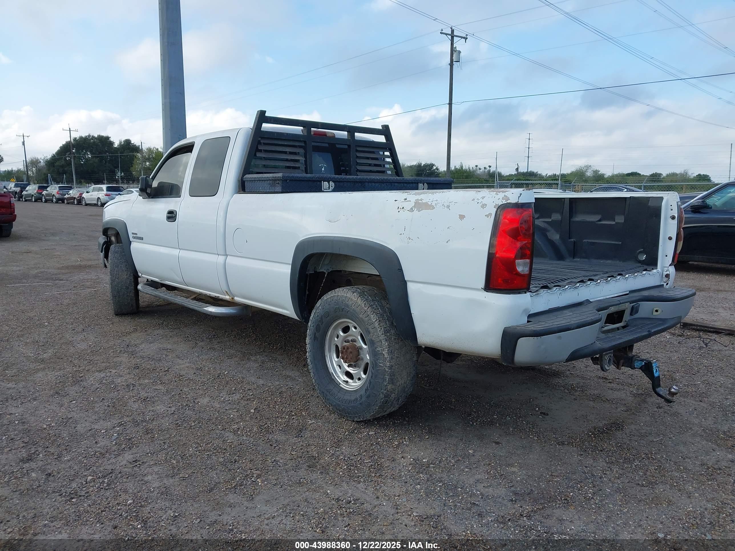 CHEVROLET SILVERADO image 3