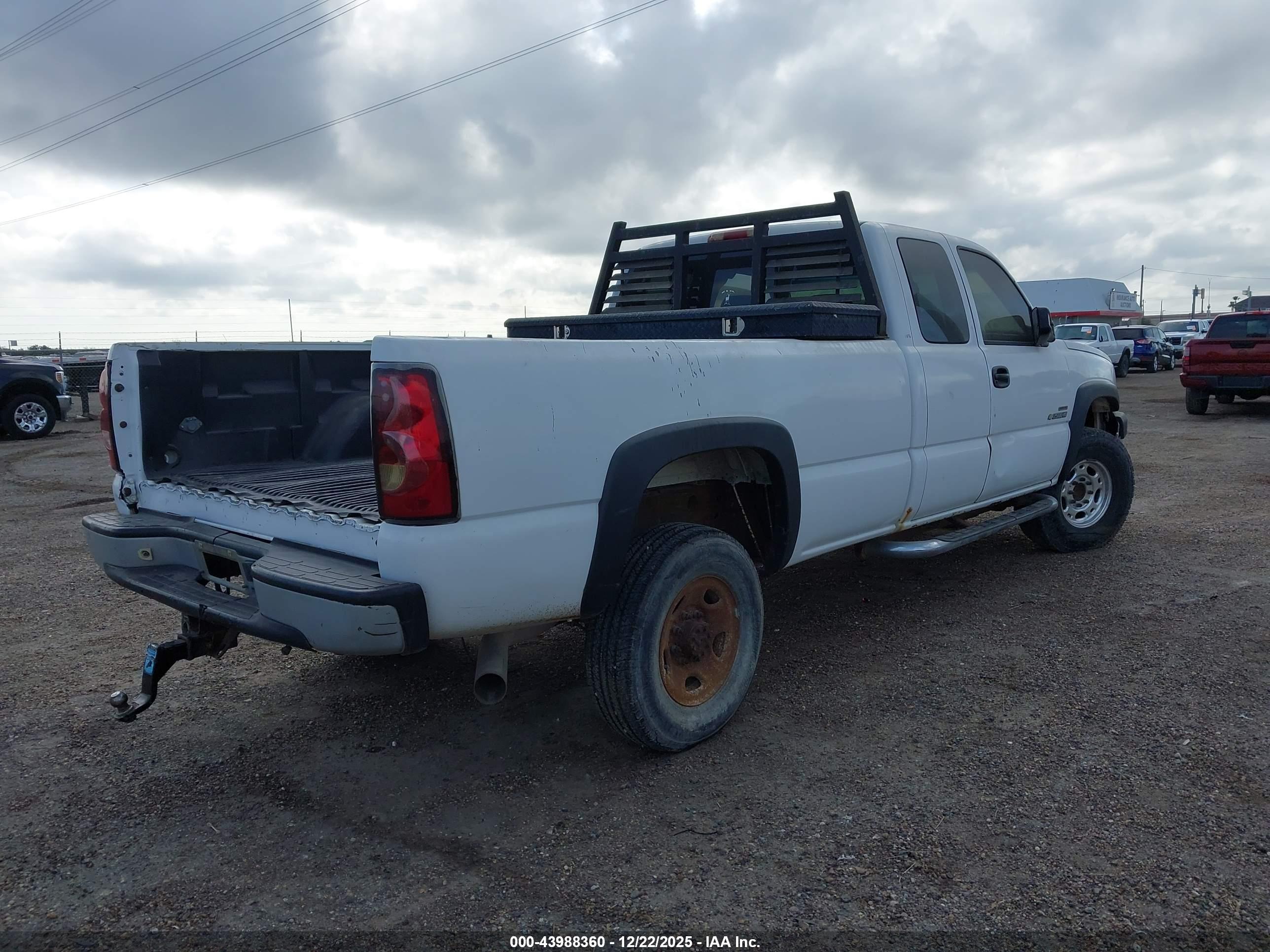 CHEVROLET SILVERADO image 4