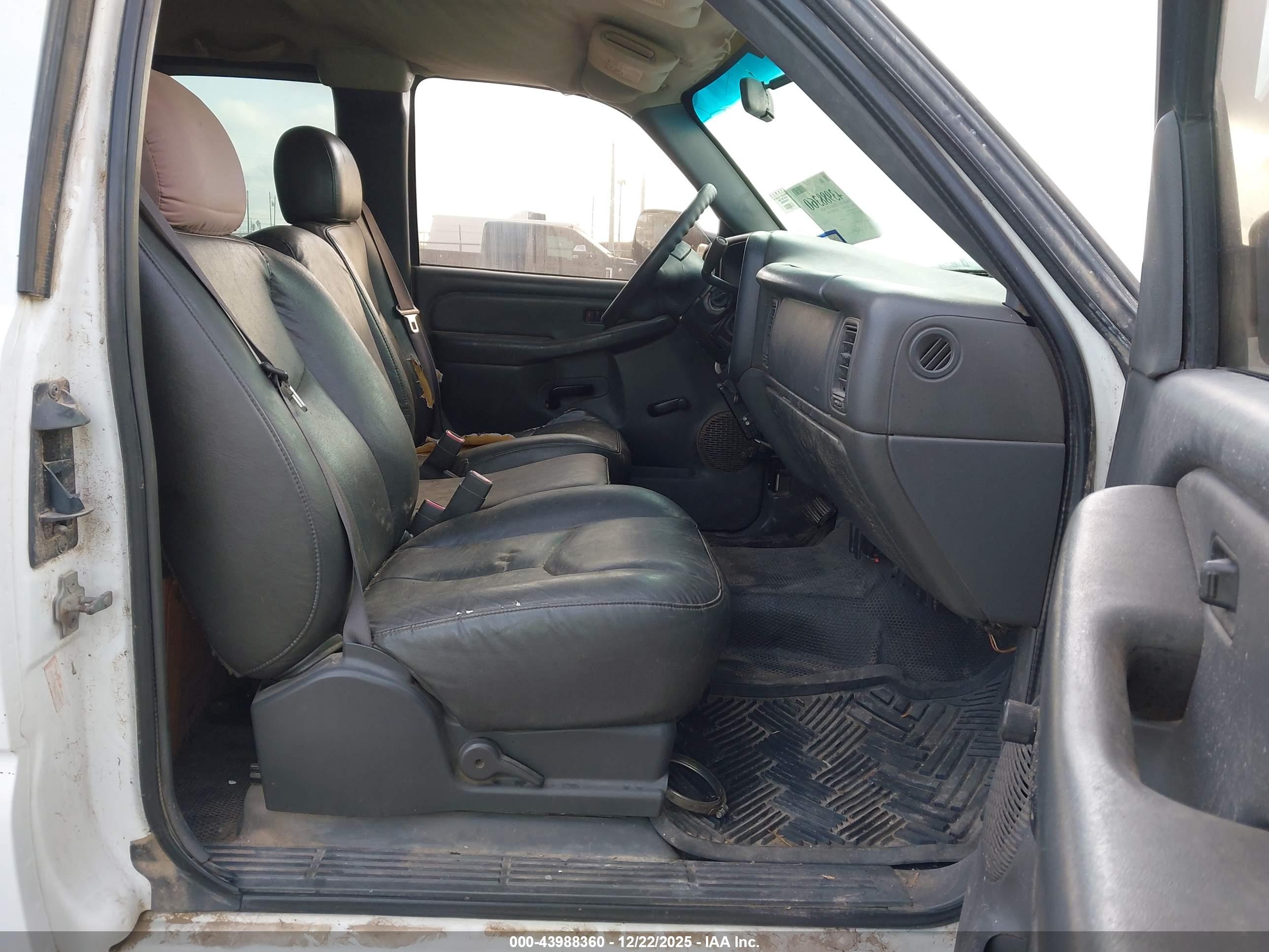 CHEVROLET SILVERADO image 5