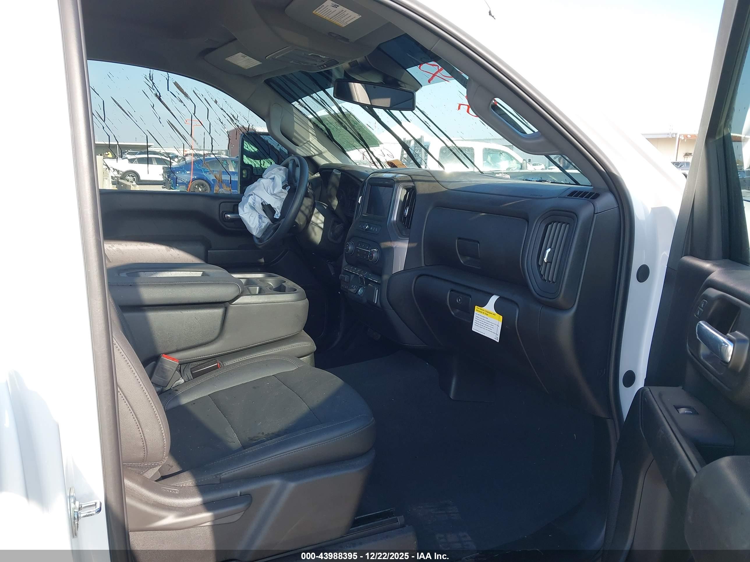 CHEVROLET SILVERADO image 5