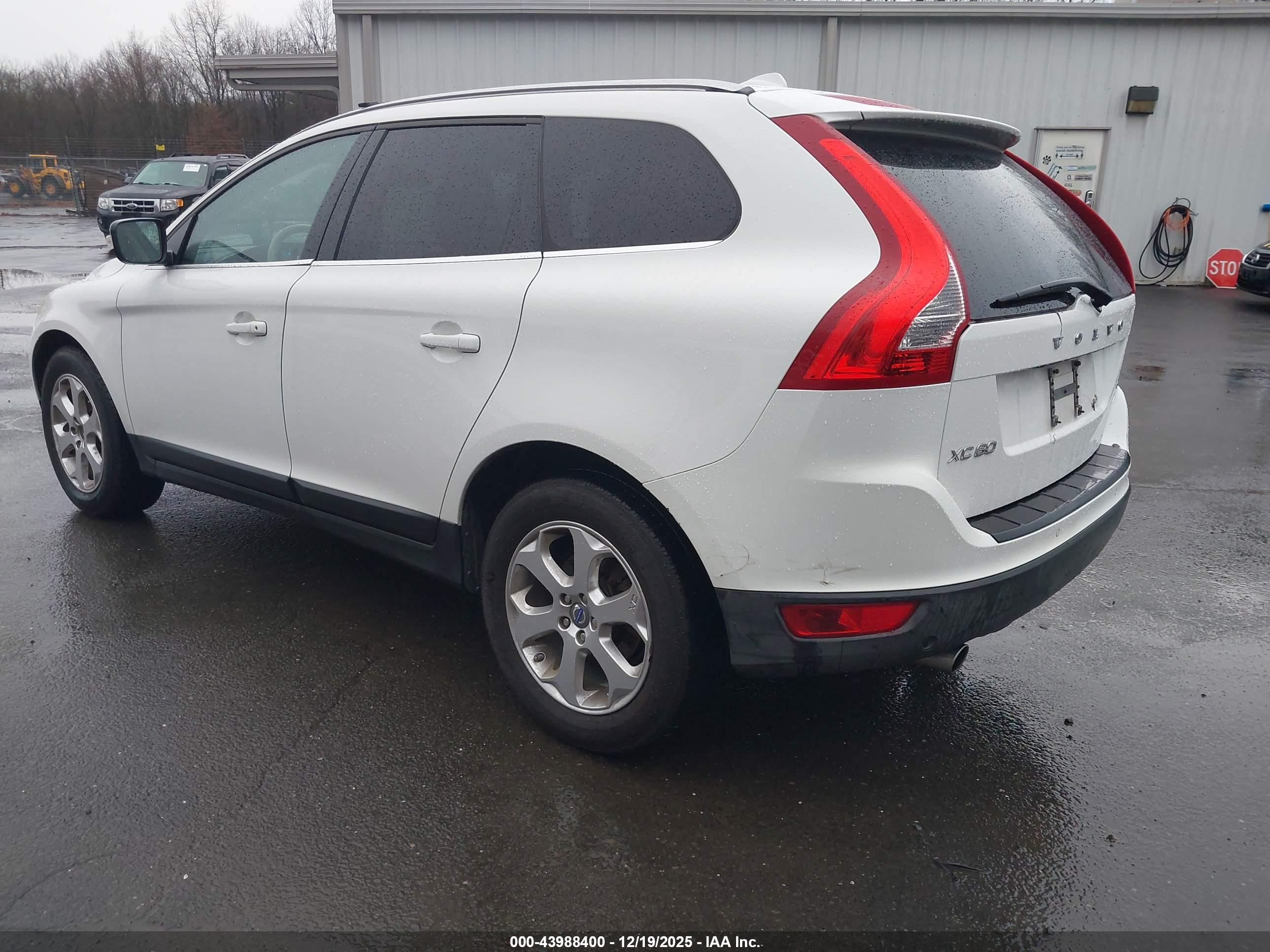 VOLVO XC60 image 3